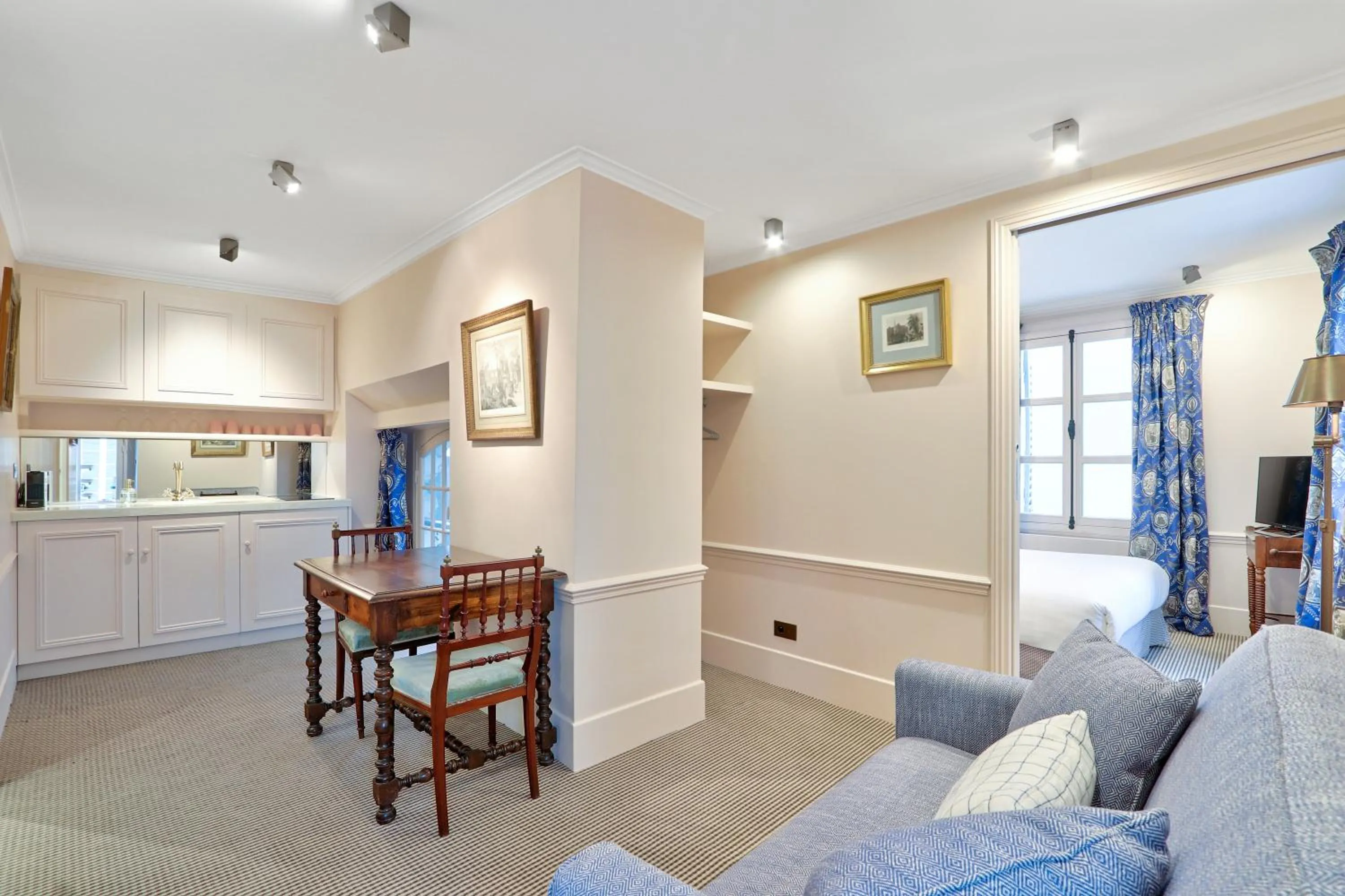 Living room in Pick A Flat's Apartments in Saint Germain - Paul-Louis Courier