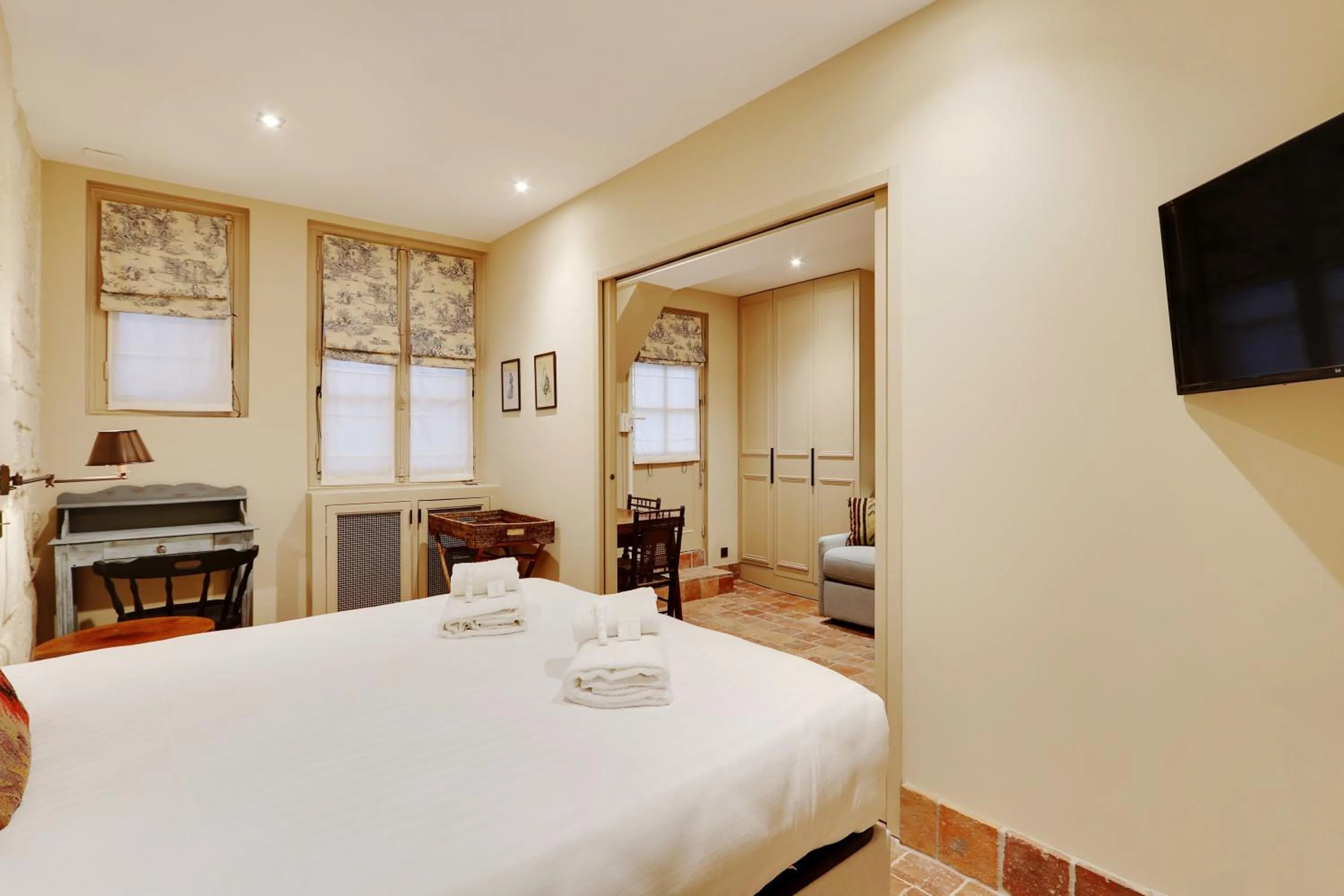 Bed in Pick A Flat's Apartments in Saint Germain - Paul-Louis Courier