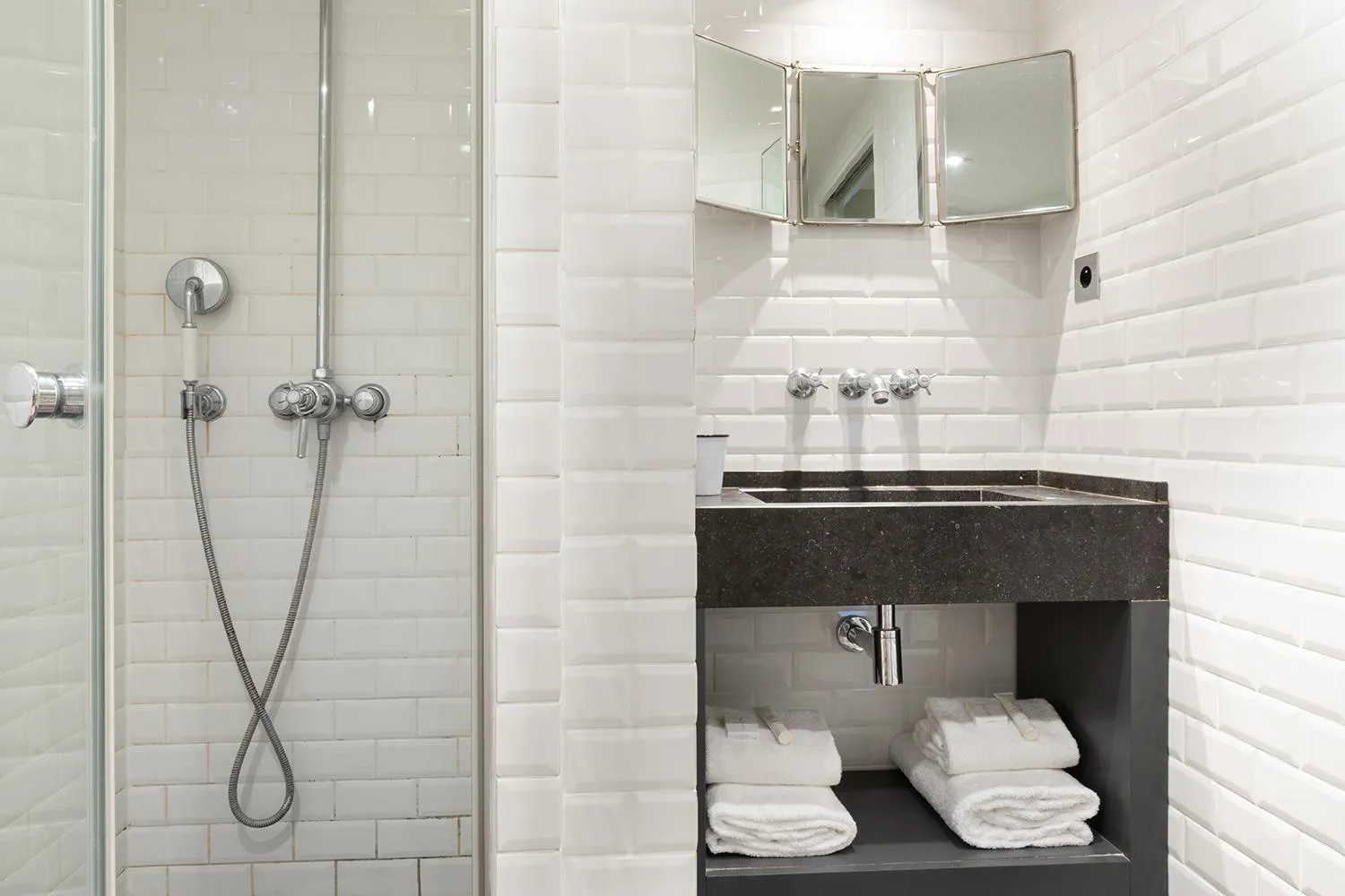 Shower in Pick A Flat's Apartments in Saint Germain - Paul-Louis Courier