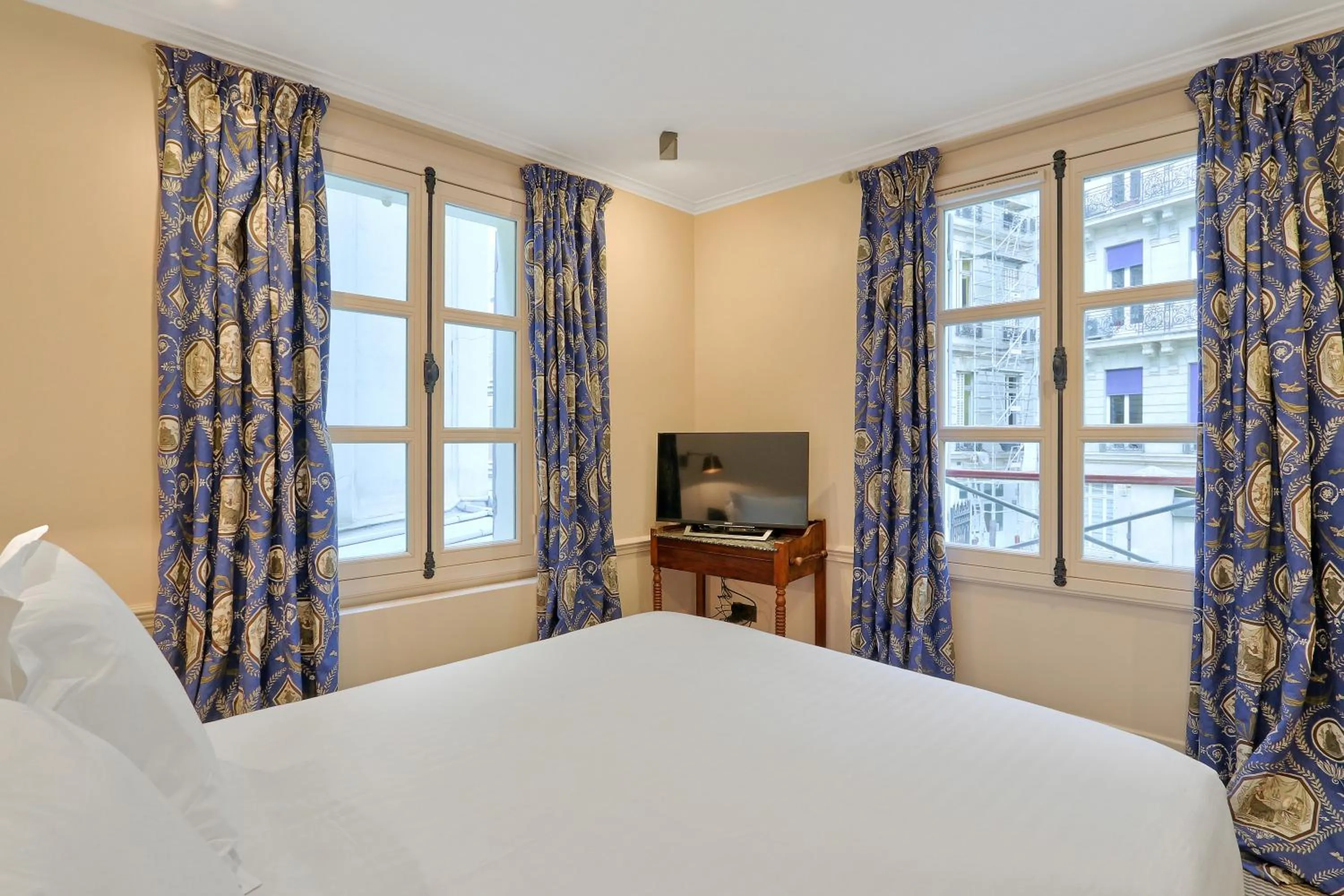 Bedroom, Bed in Pick A Flat's Apartments in Saint Germain - Paul-Louis Courier