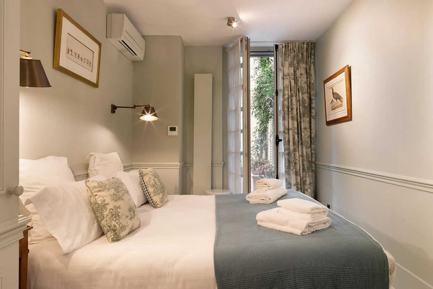 Bed in Pick A Flat's Apartments in Saint Germain - Paul-Louis Courier