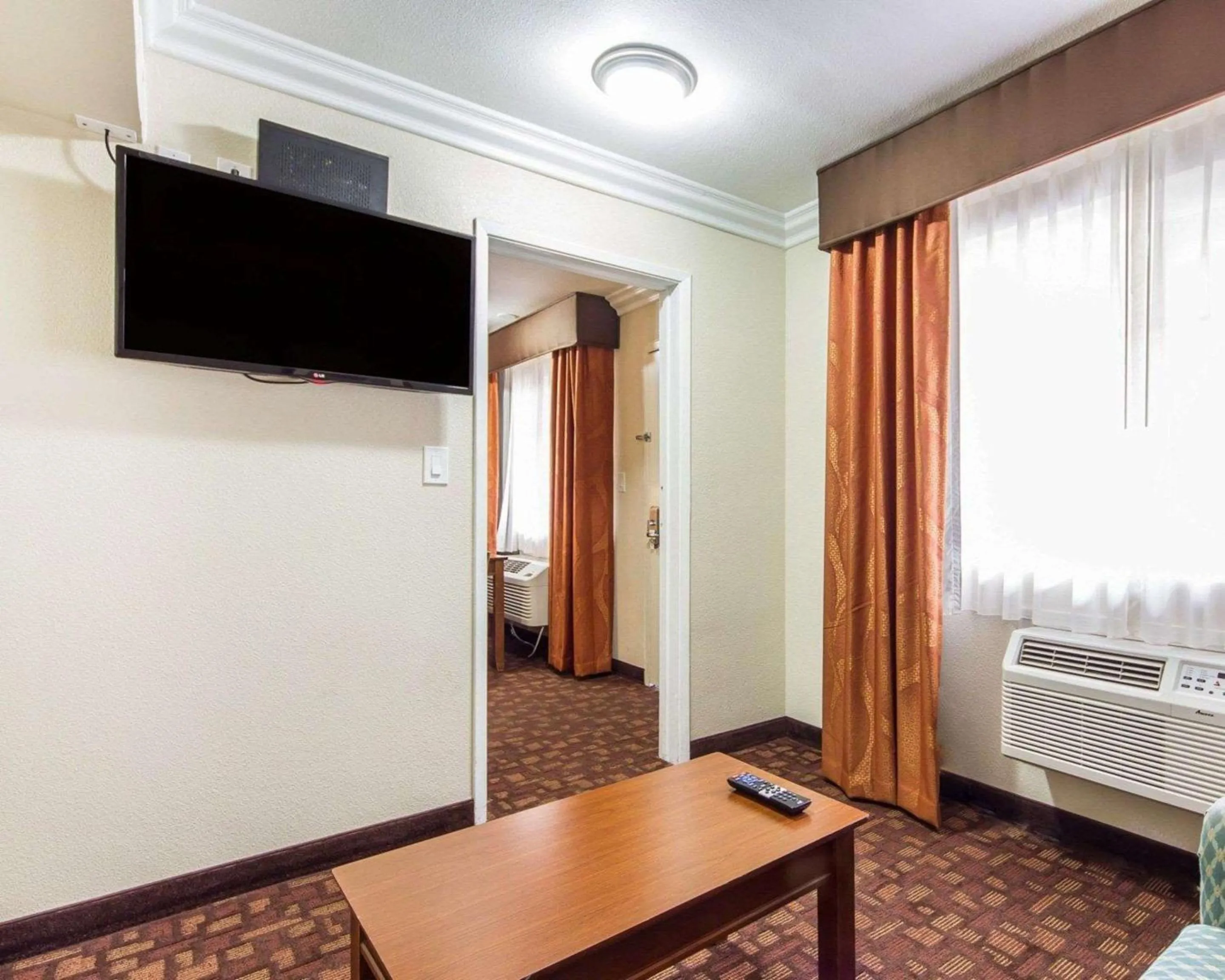 Bedroom, Bed in Quality Inn Sacramento Convention Center