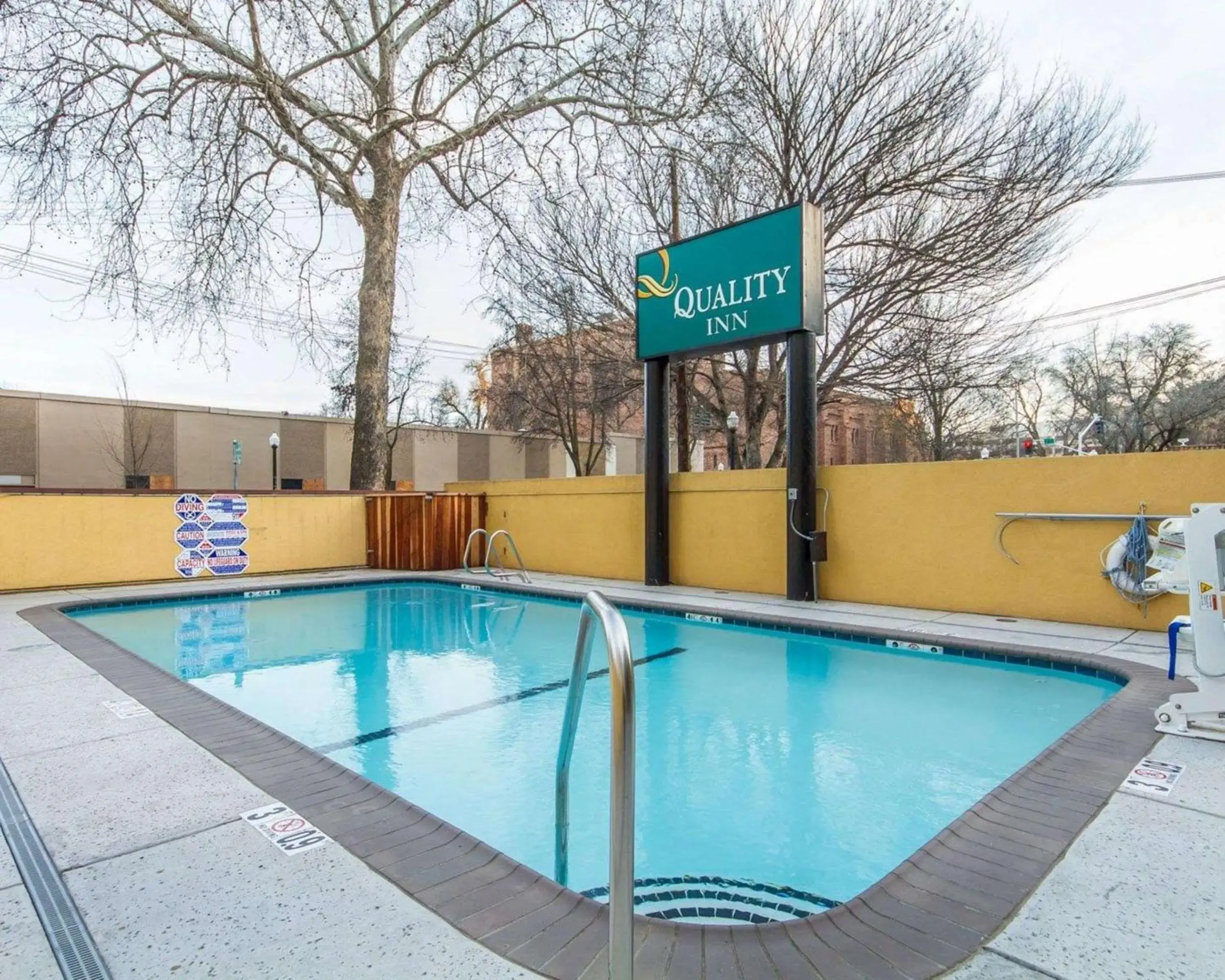 Swimming pool in Quality Inn Sacramento Convention Center Swimming pool in Quality Inn Sacramento Convention Center