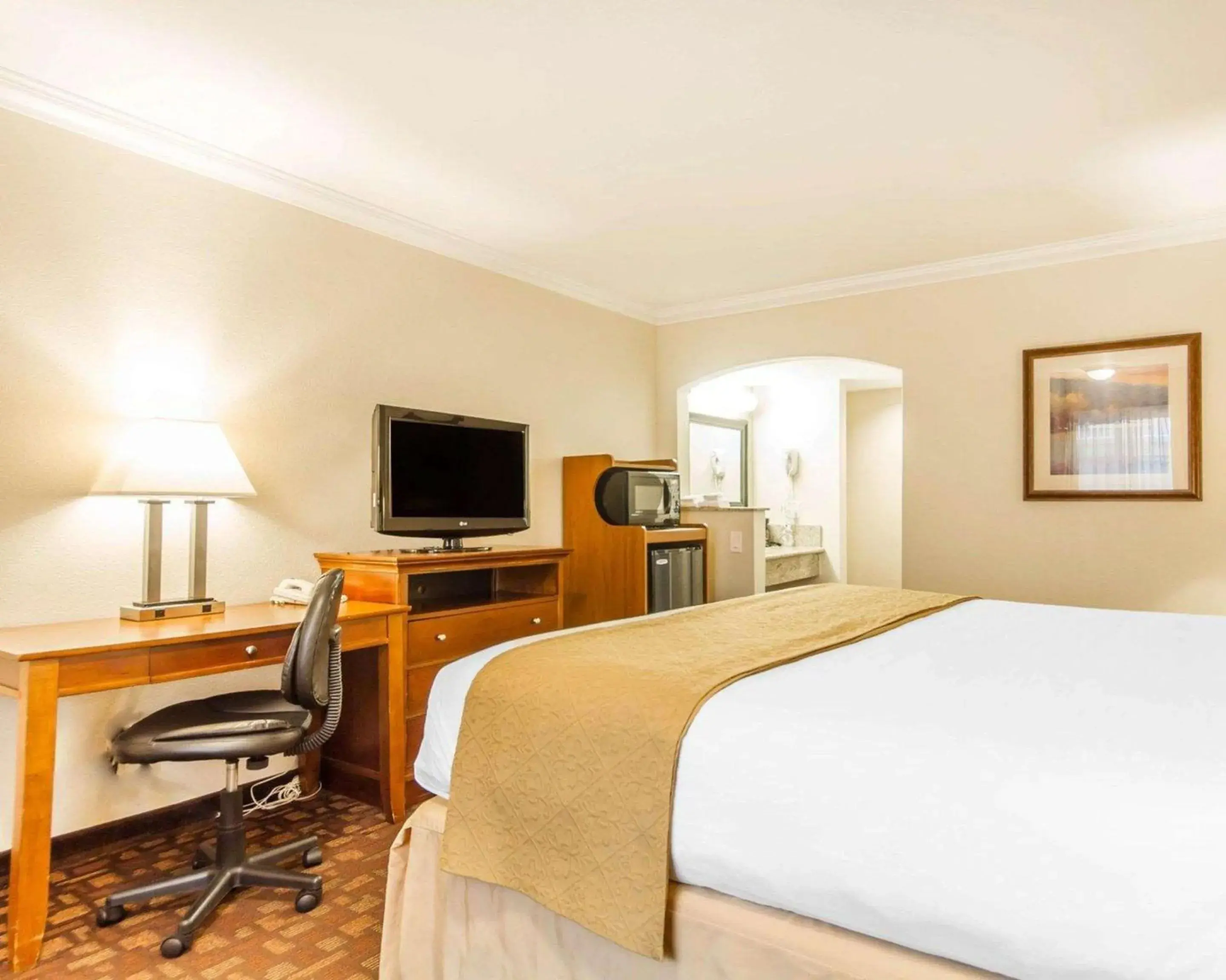 Bedroom, Bed in Quality Inn Sacramento Convention Center Bedroom, Bed in Quality Inn Sacramento Convention Center