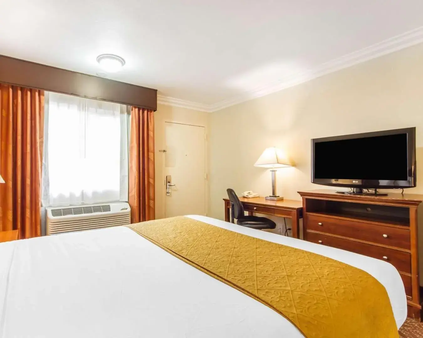 Bedroom, Bed in Quality Inn Sacramento Convention Center Bedroom, Bed in Quality Inn Sacramento Convention Center