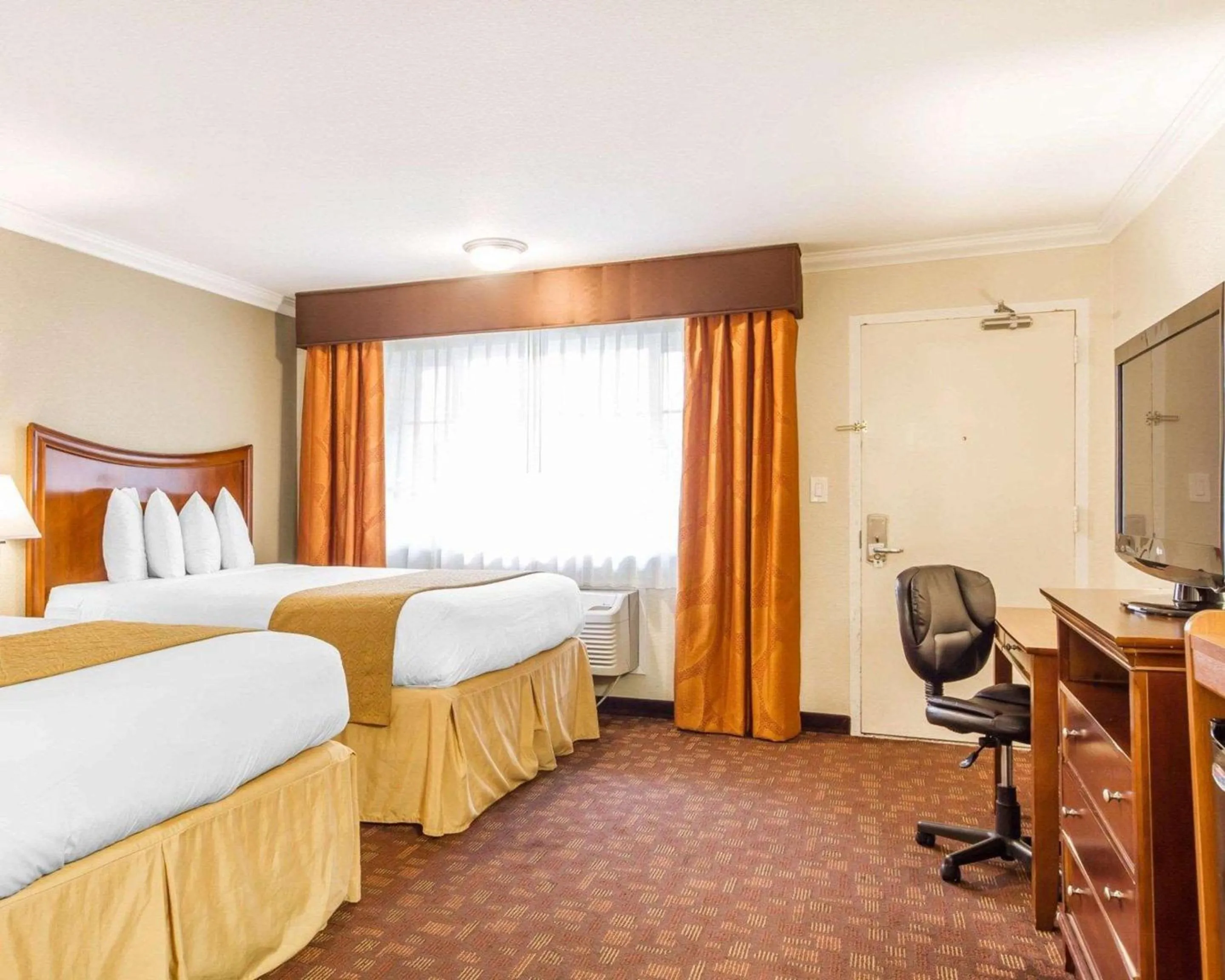 Bedroom, Bed in Quality Inn Sacramento Convention Center