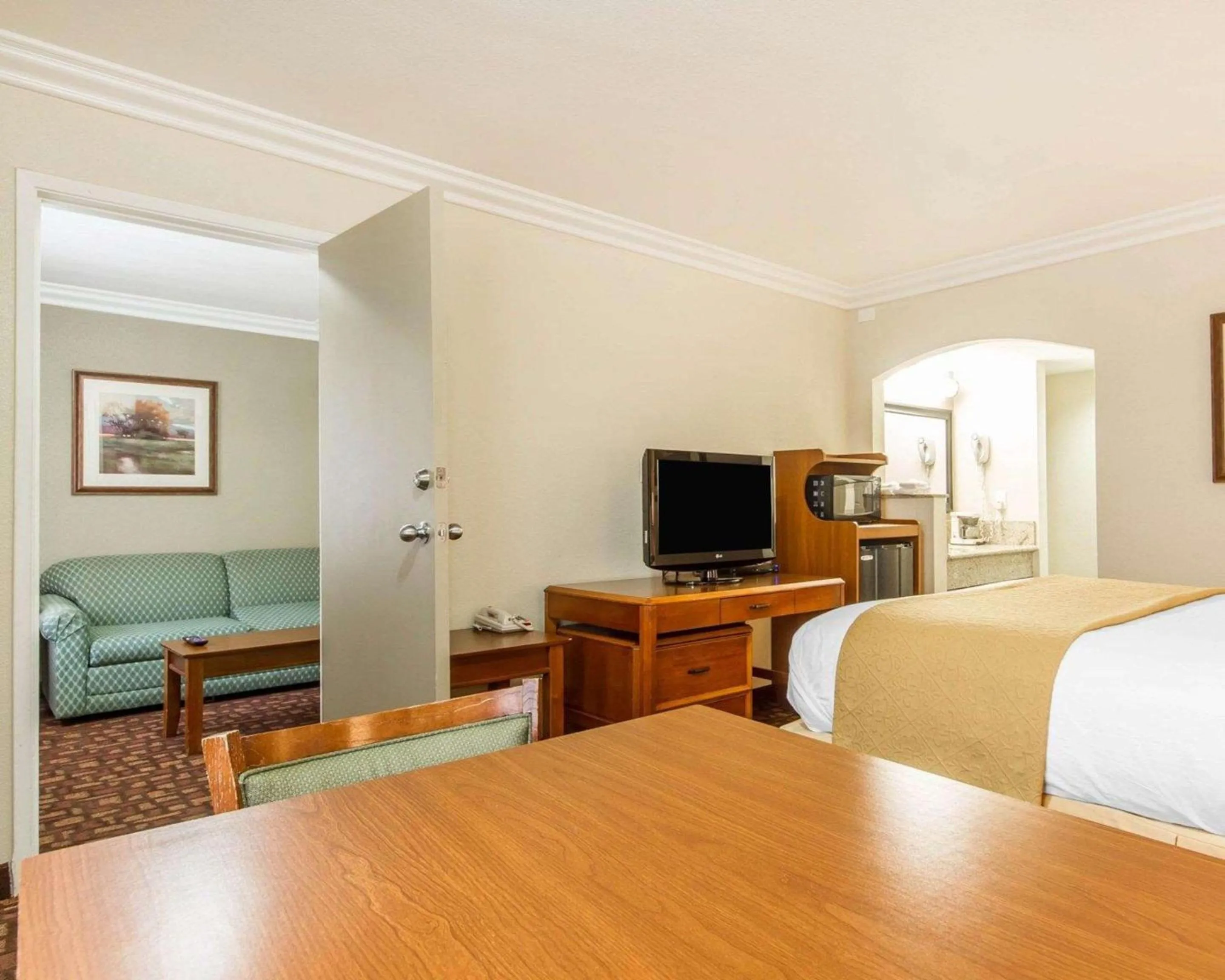 Bedroom, Bed in Quality Inn Sacramento Convention Center