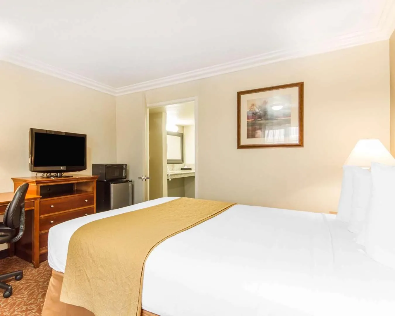 Bedroom, Bed in Quality Inn Sacramento Convention Center