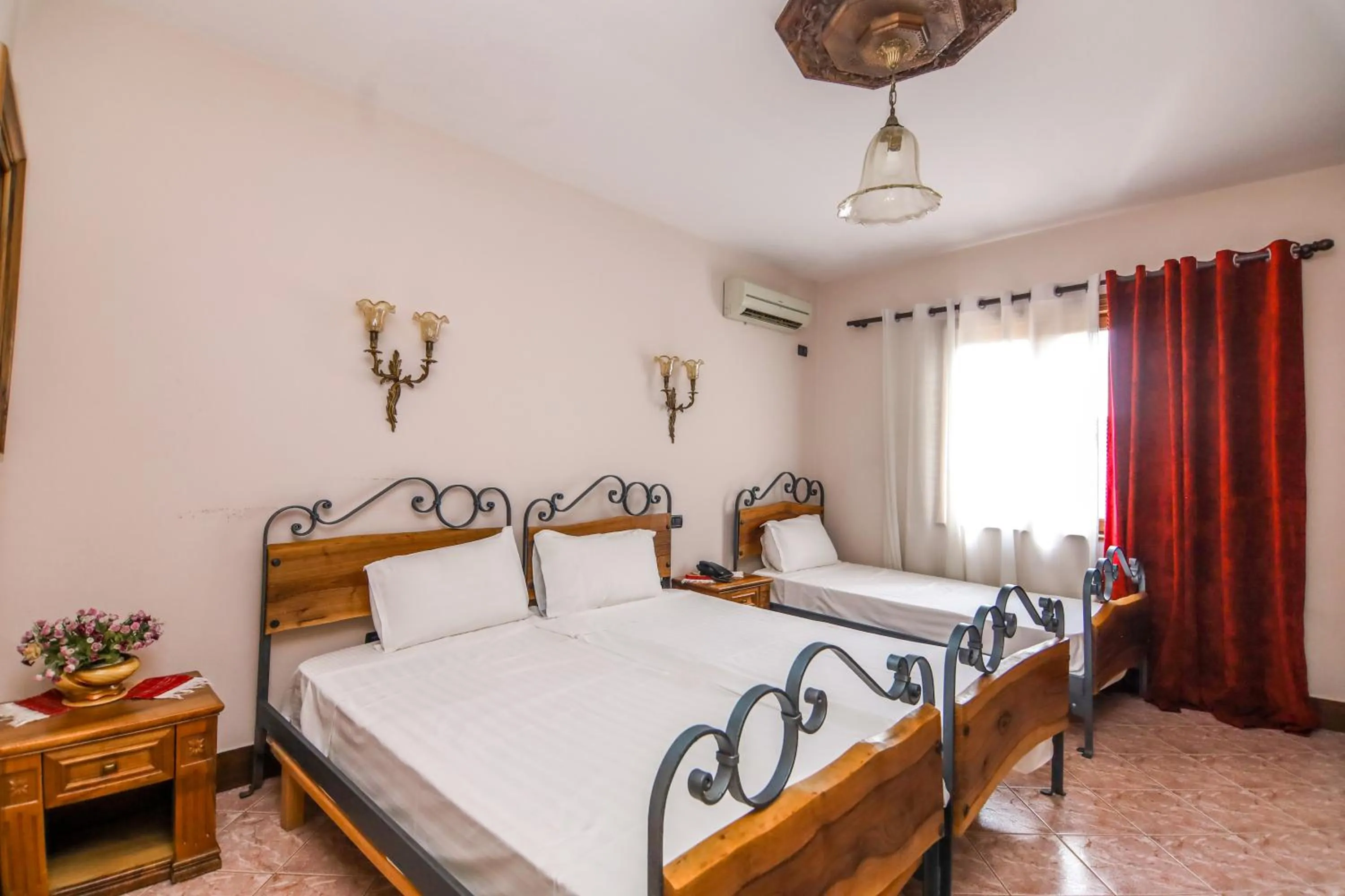 Bed in Brilant Antik Hotel