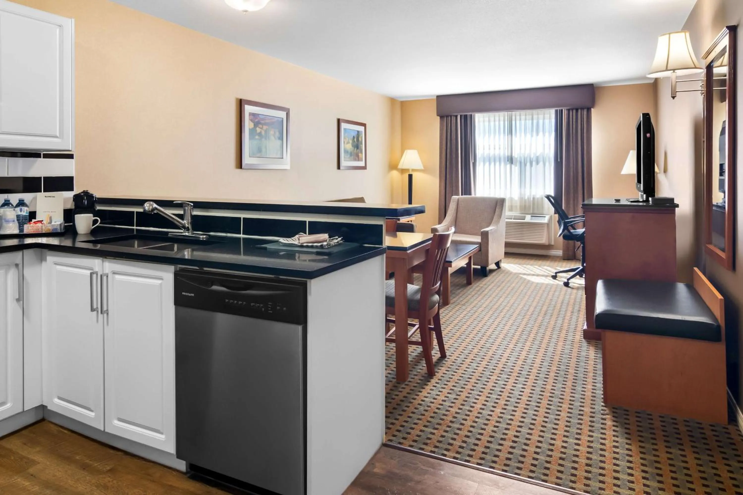 Bedroom in Best Western Plus Osoyoos Hotel & Suites