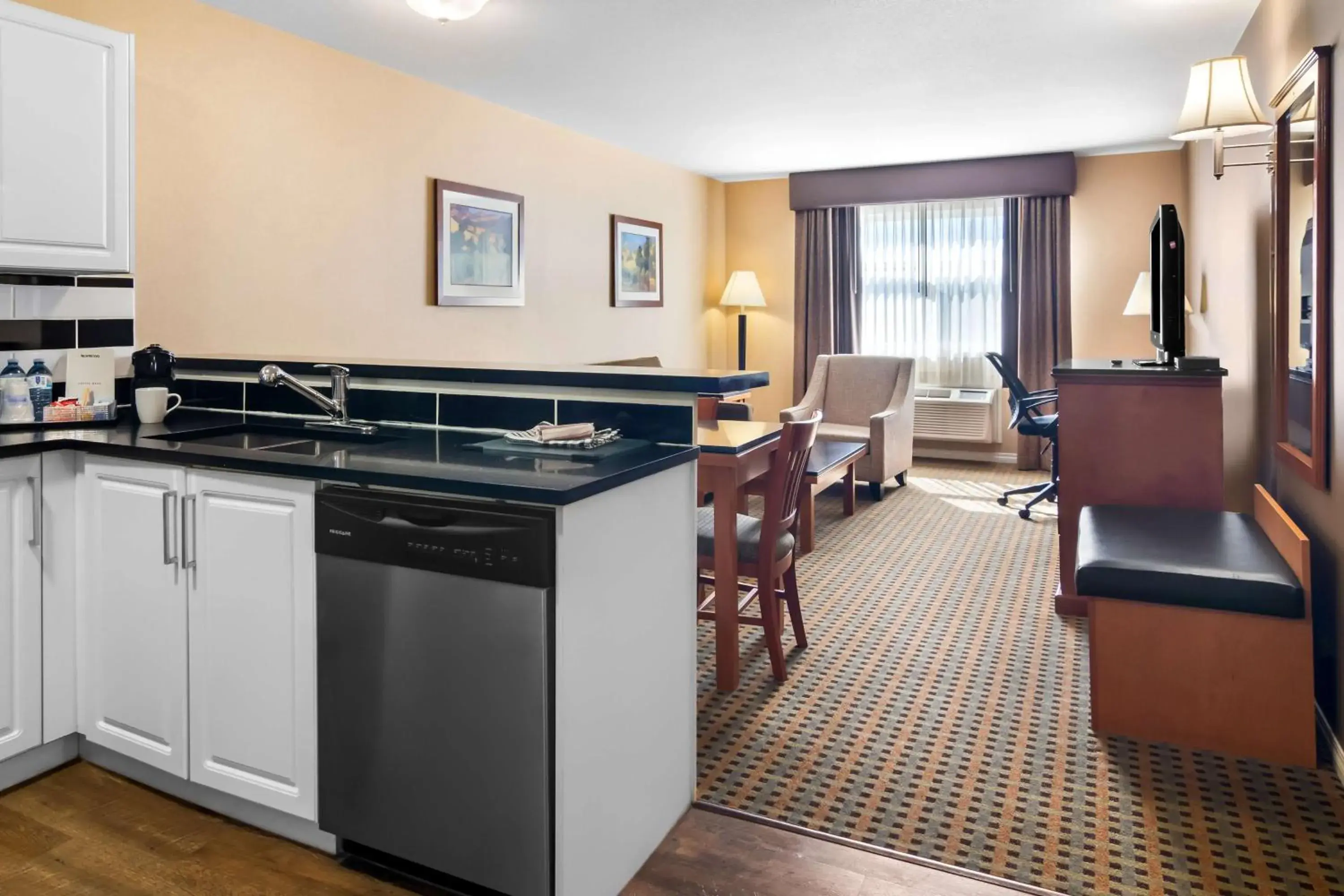 Bedroom in Best Western Plus Osoyoos Hotel & Suites Bedroom in Best Western Plus Osoyoos Hotel & Suites