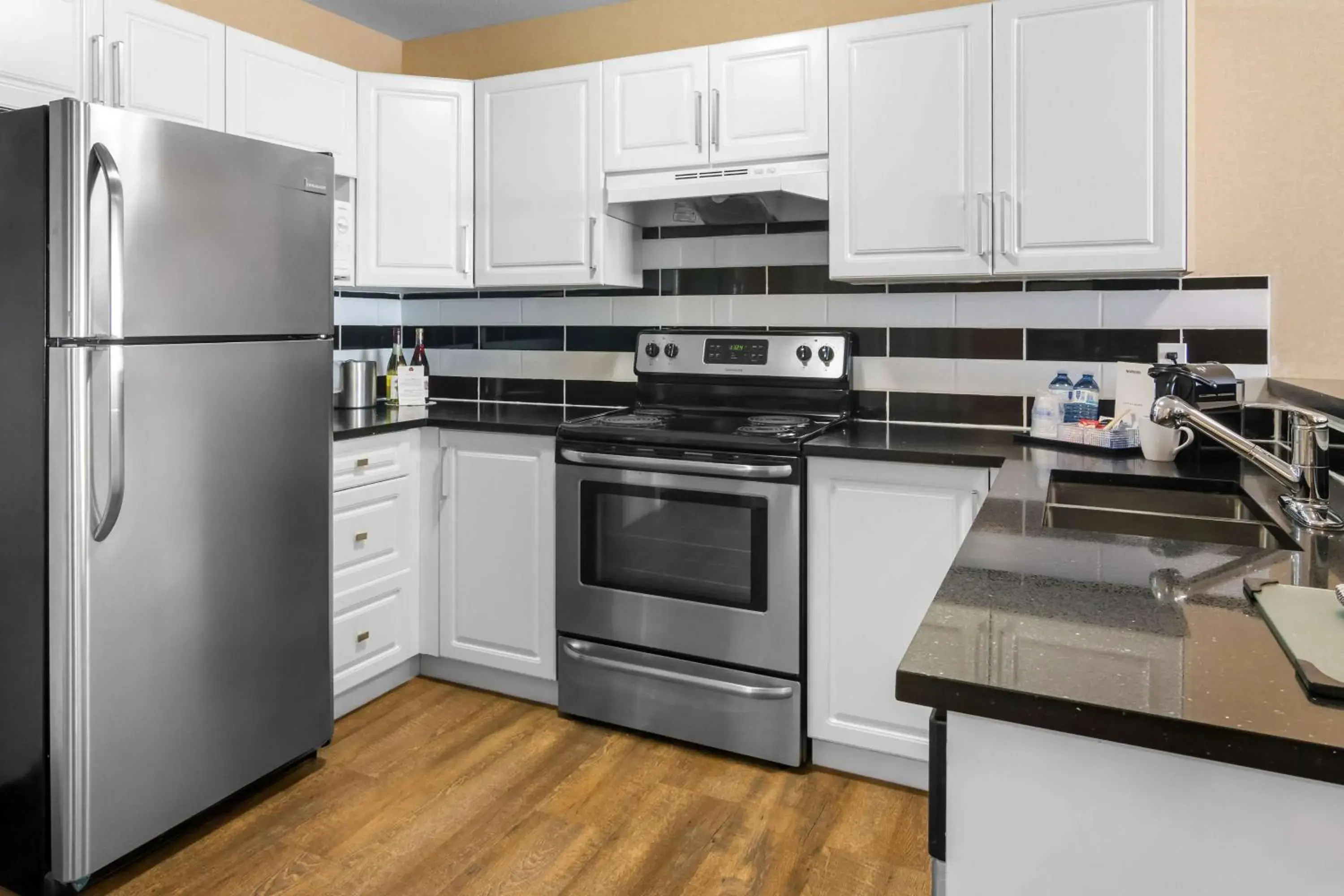 Bedroom in Best Western Plus Osoyoos Hotel & Suites Bedroom in Best Western Plus Osoyoos Hotel & Suites