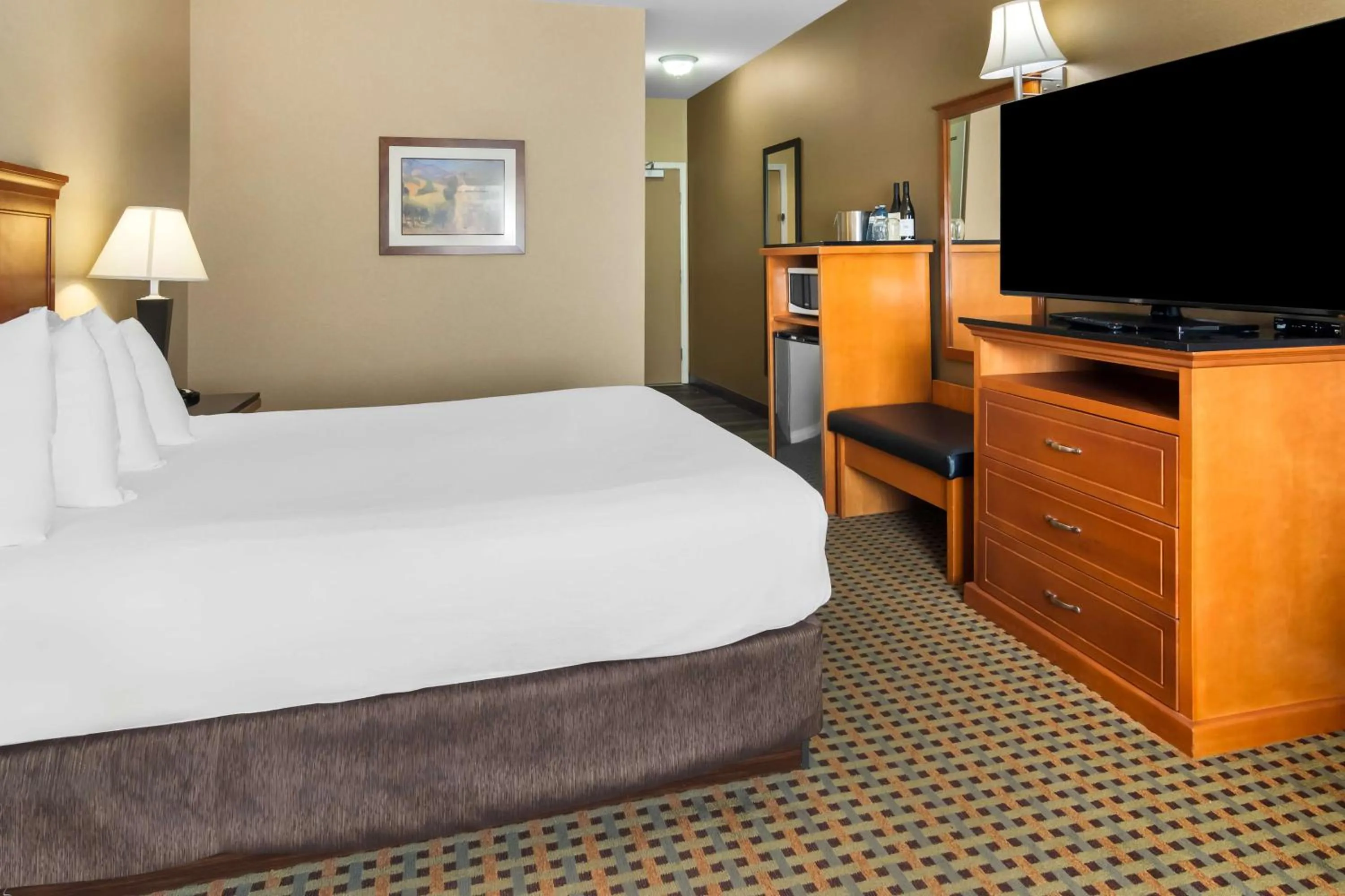 Bedroom, Bed in Best Western Plus Osoyoos Hotel & Suites