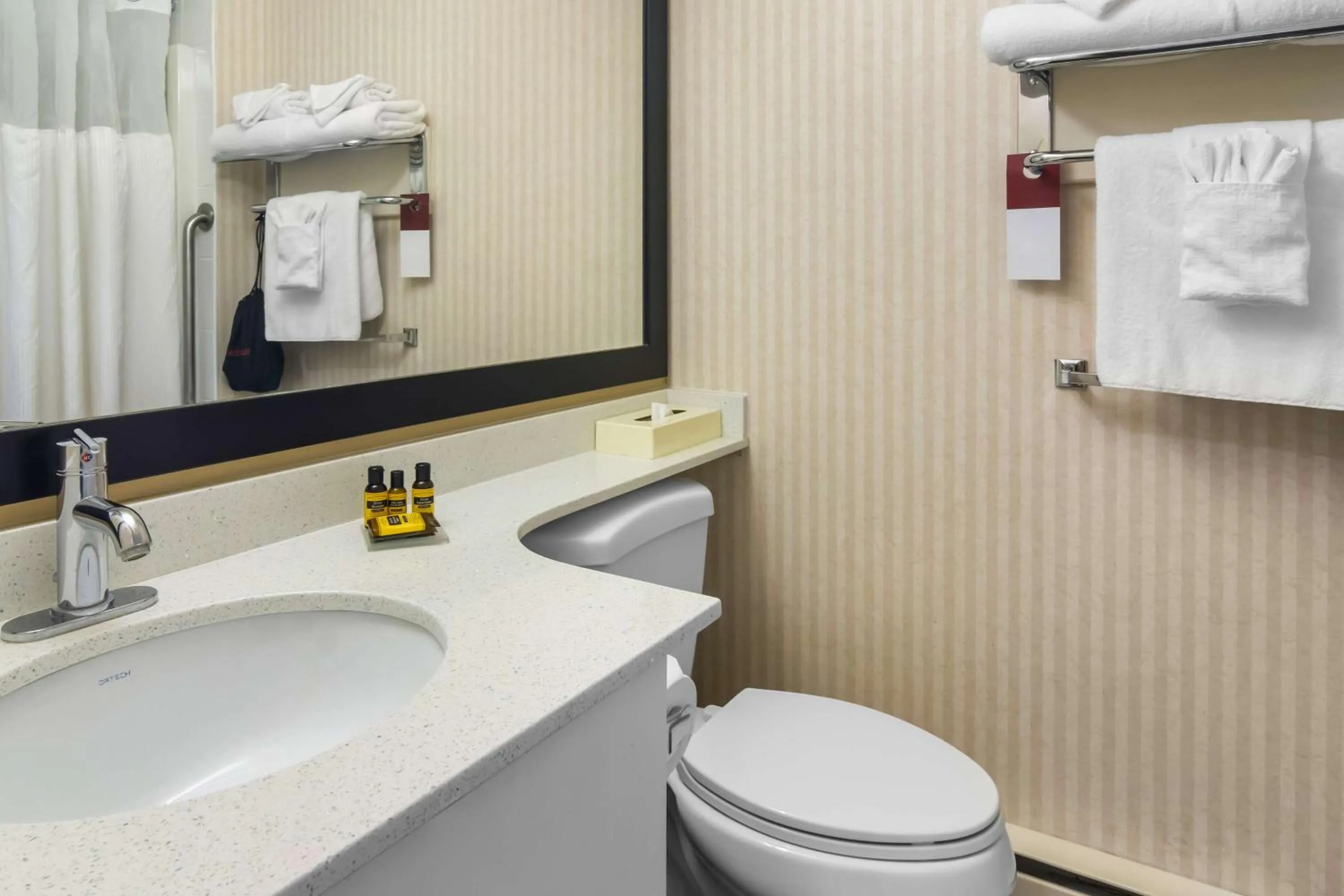 Bedroom in Best Western Plus Osoyoos Hotel & Suites