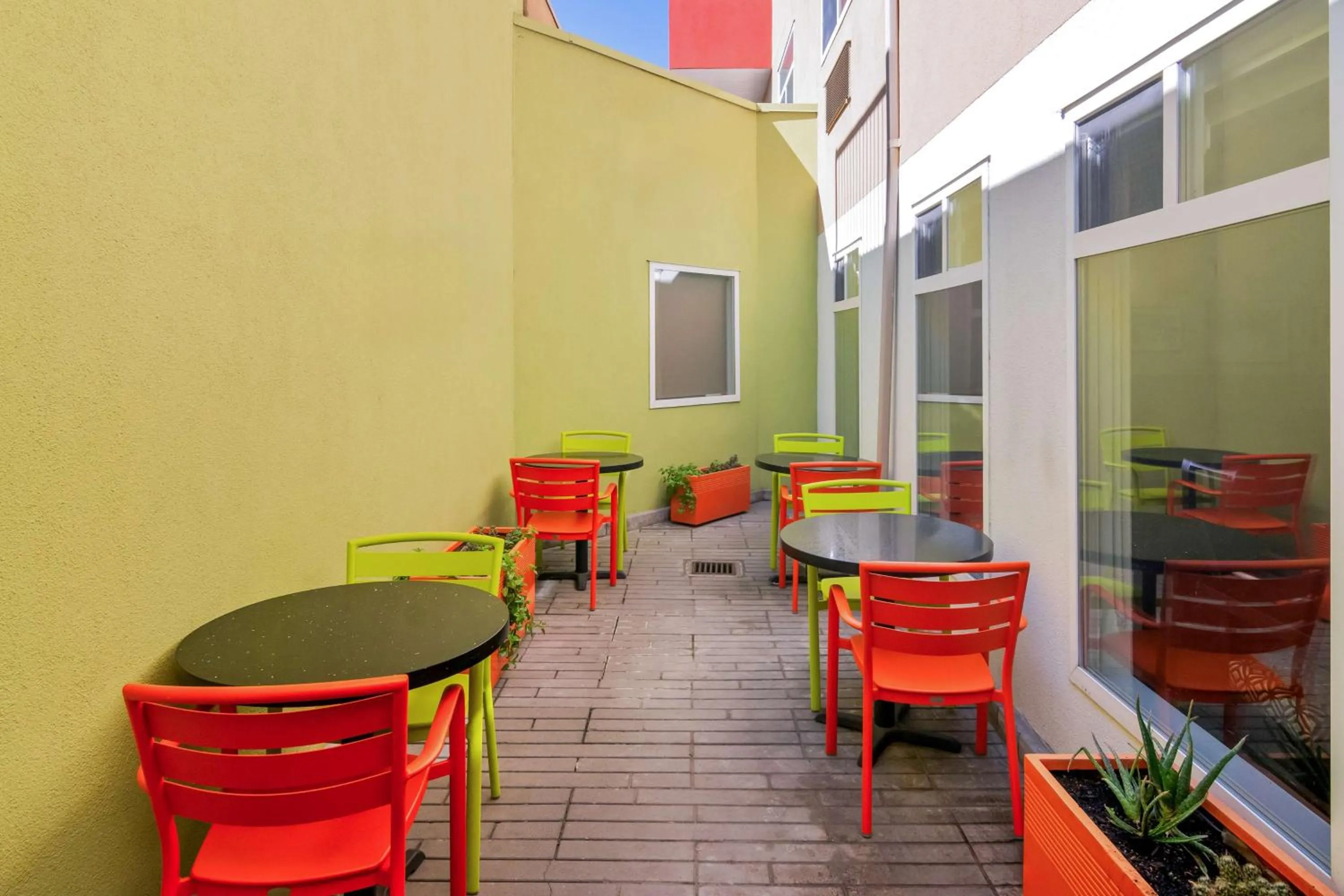 Property building in Best Western Plus Osoyoos Hotel & Suites