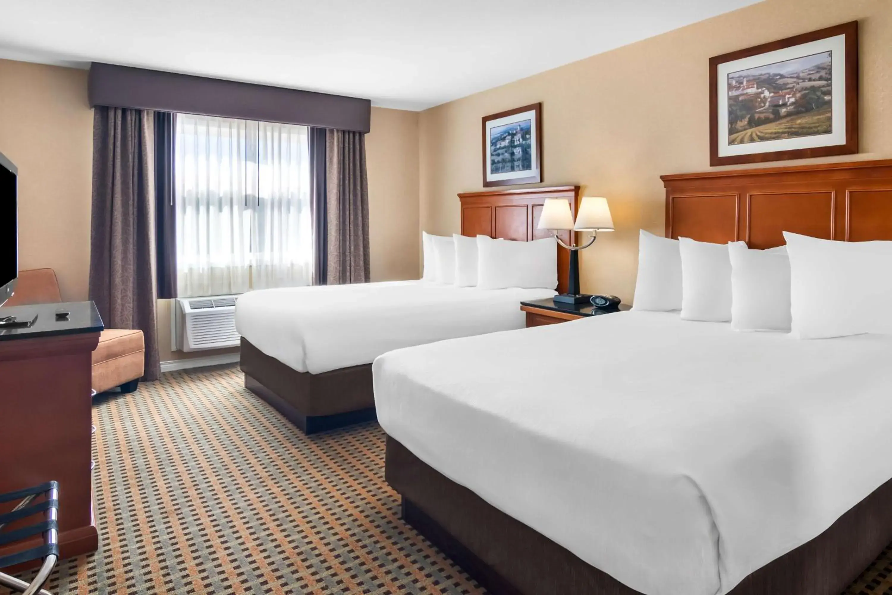 Bedroom, Bed in Best Western Plus Osoyoos Hotel & Suites Bedroom, Bed in Best Western Plus Osoyoos Hotel & Suites