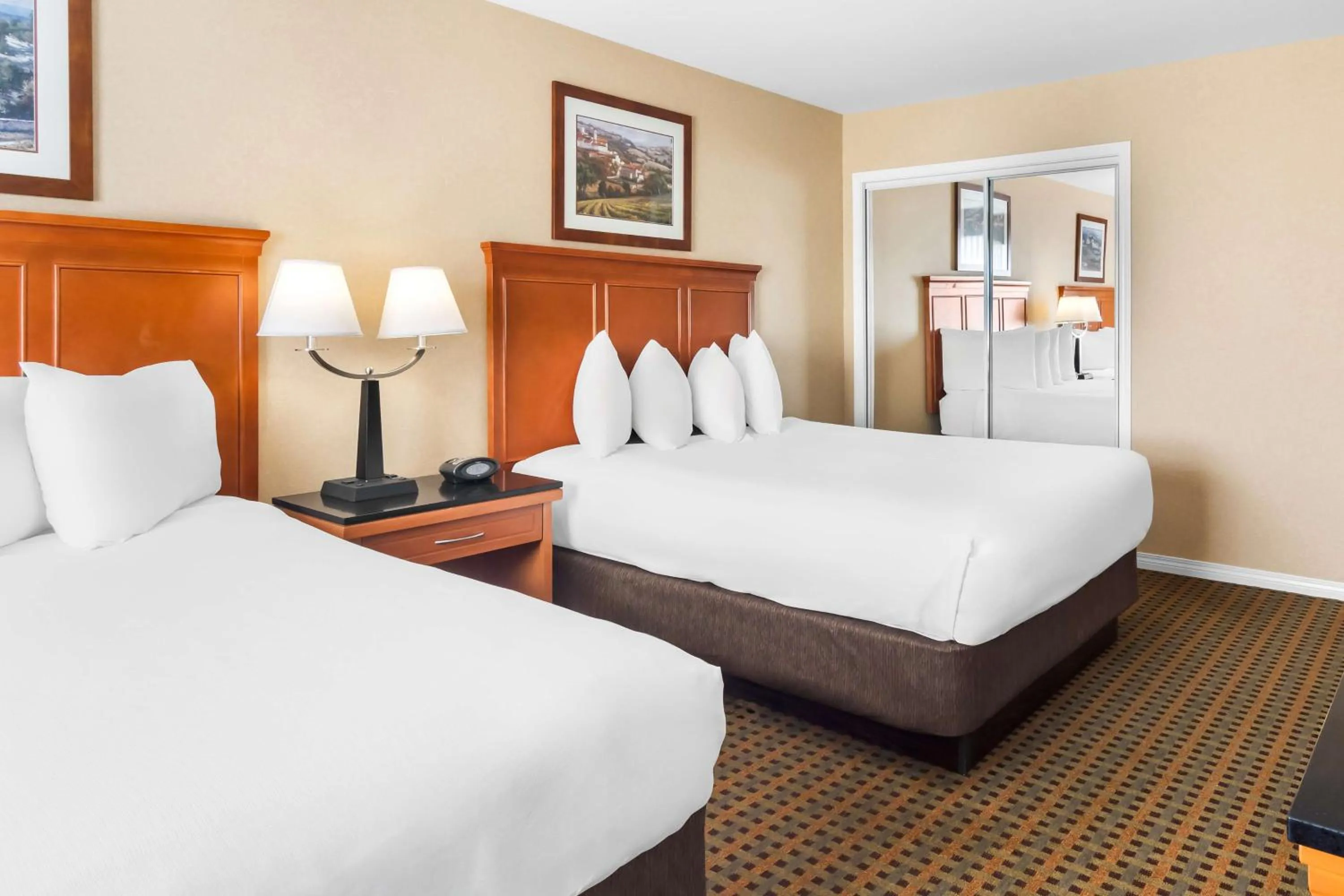 Bedroom, Bed in Best Western Plus Osoyoos Hotel & Suites