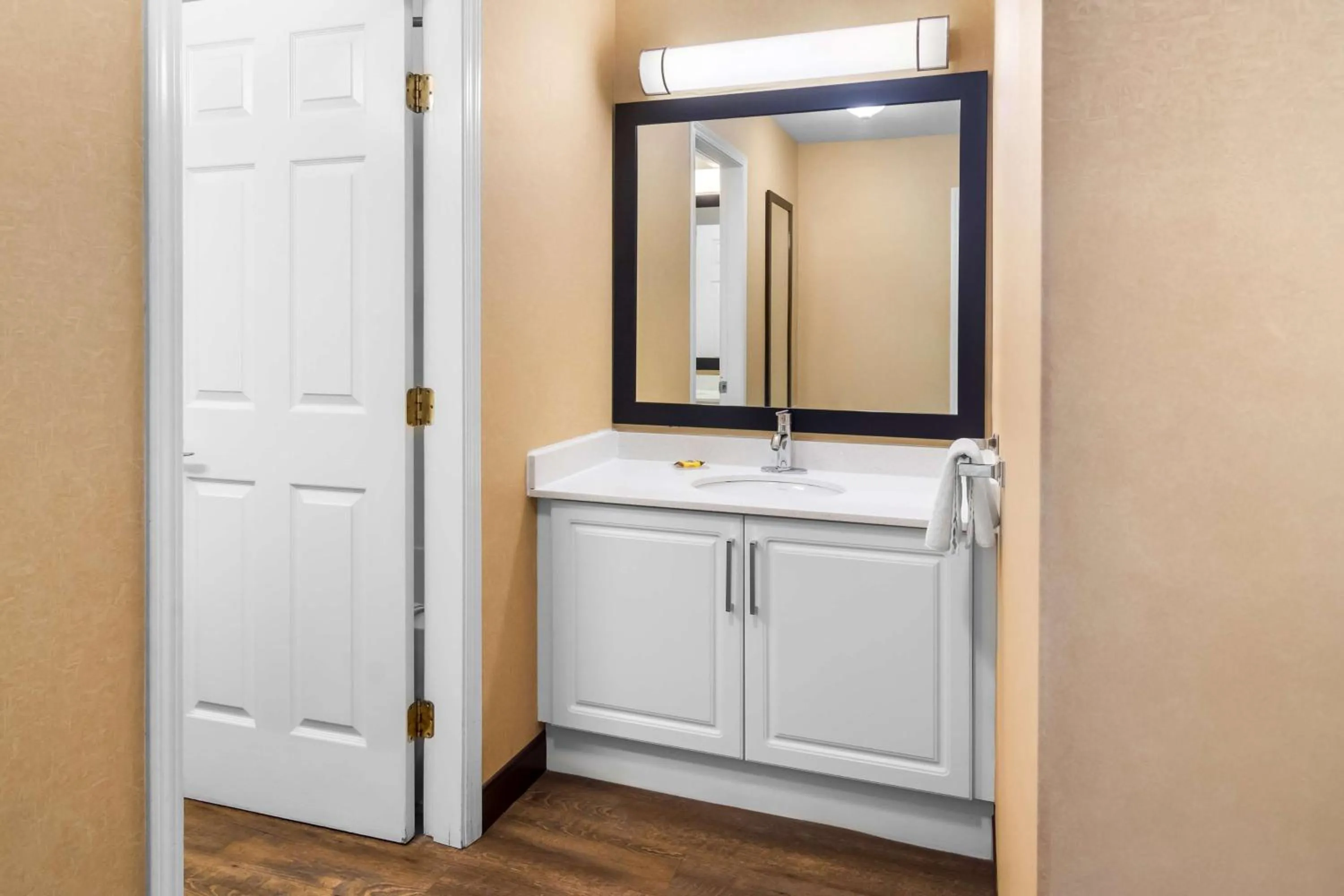 Bedroom in Best Western Plus Osoyoos Hotel & Suites