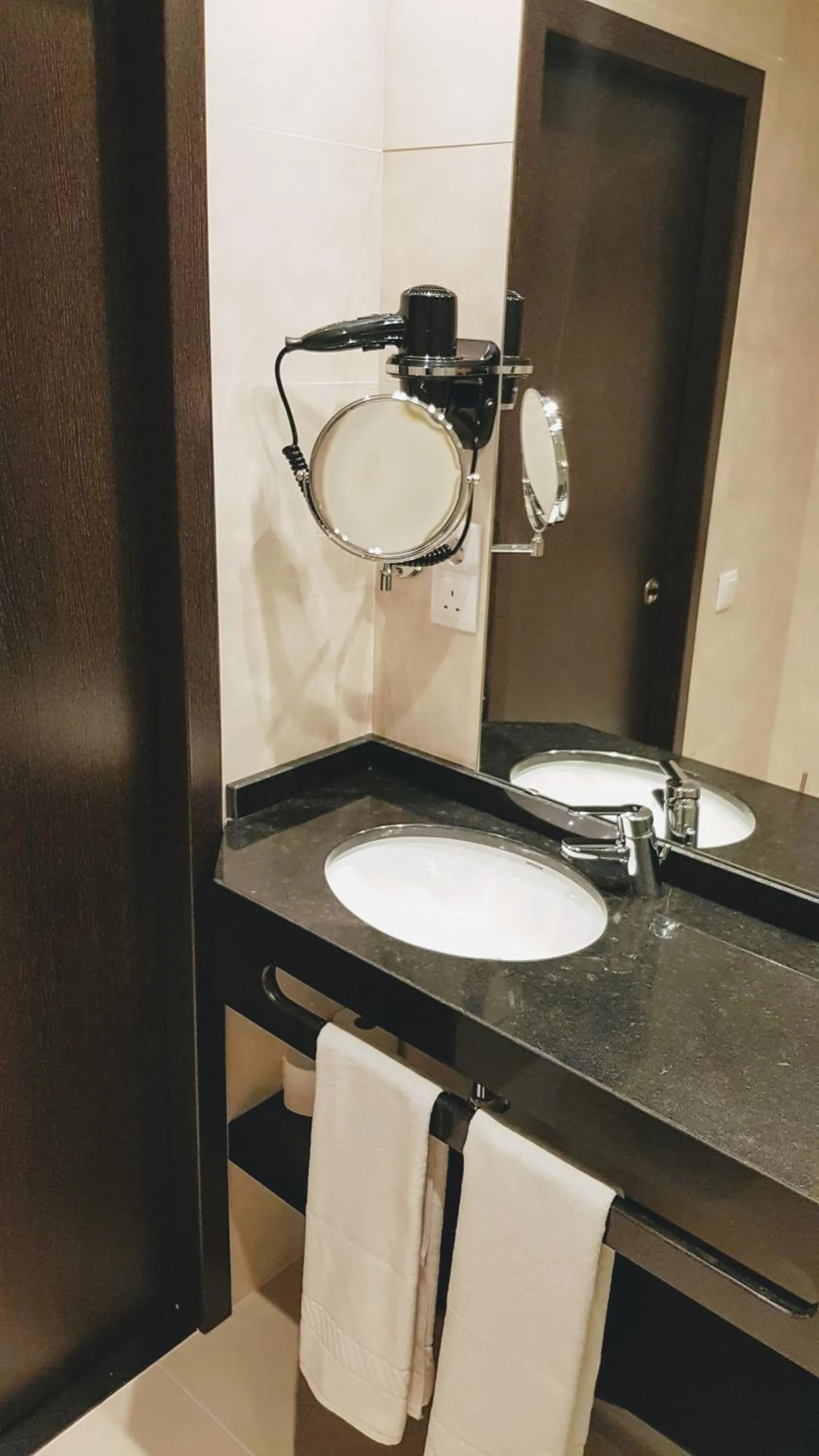 Toilet in Porto City Hotel