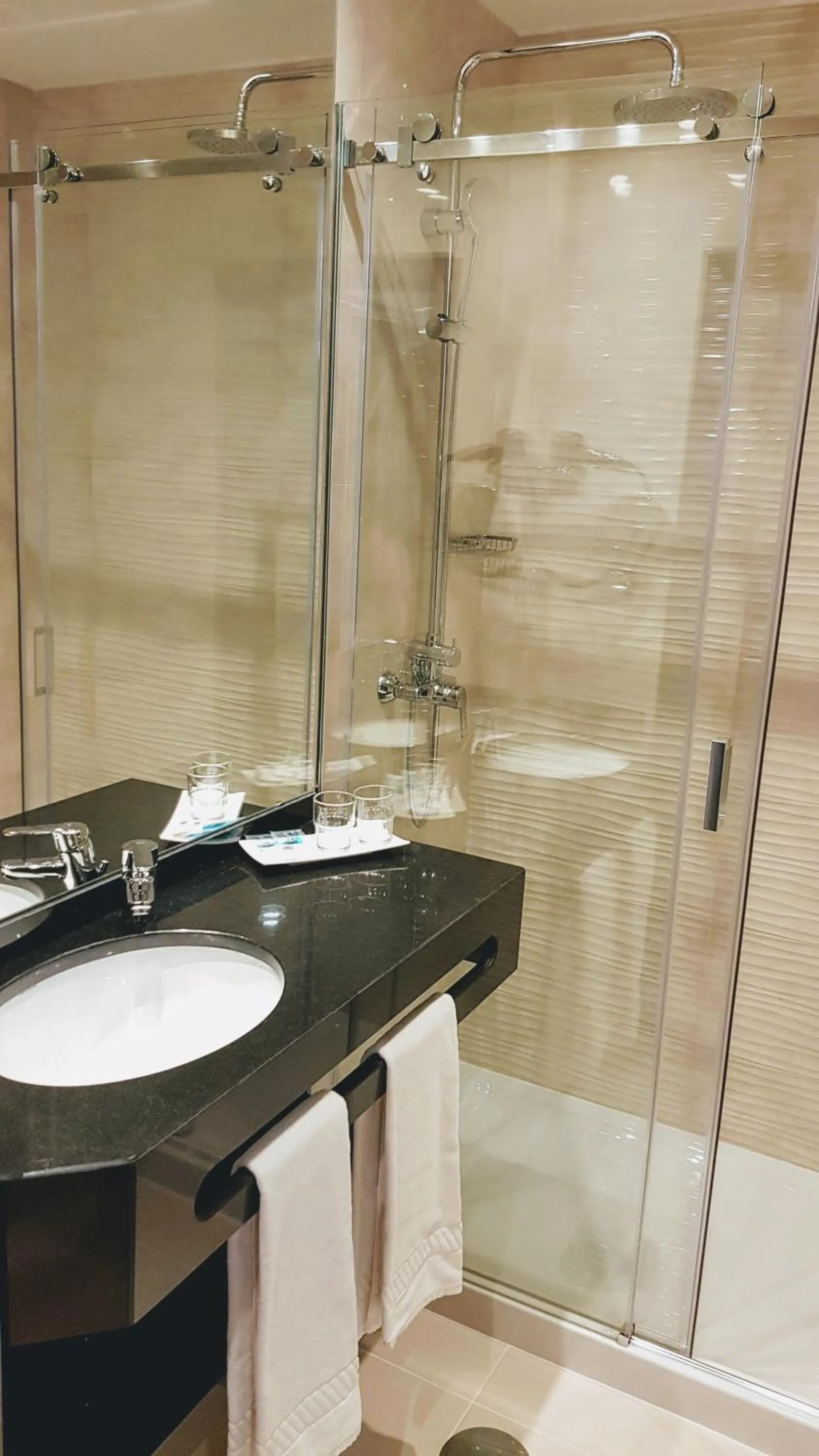 Shower in Porto City Hotel