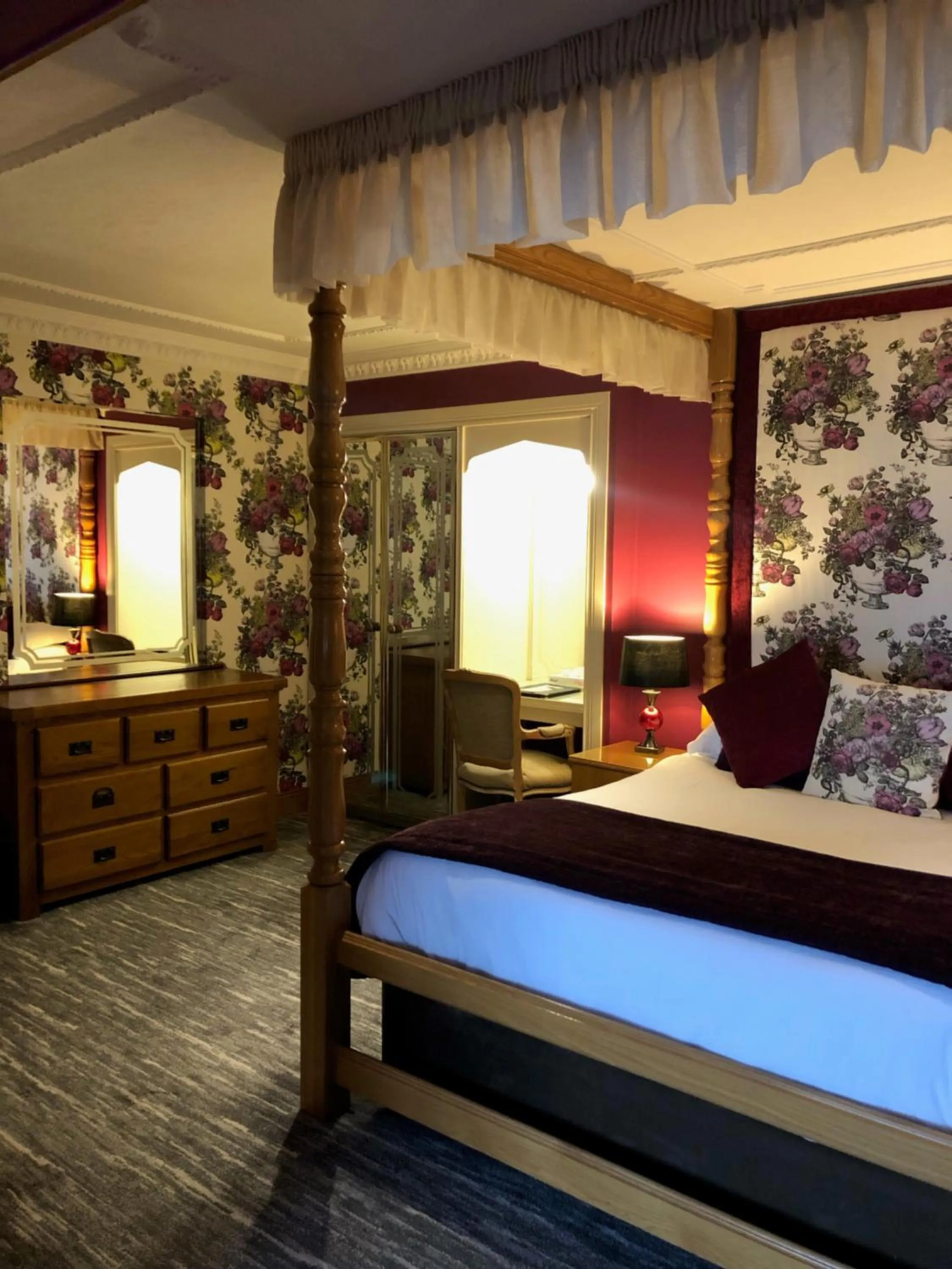 Bedroom, Bed in Royal Court Hotel