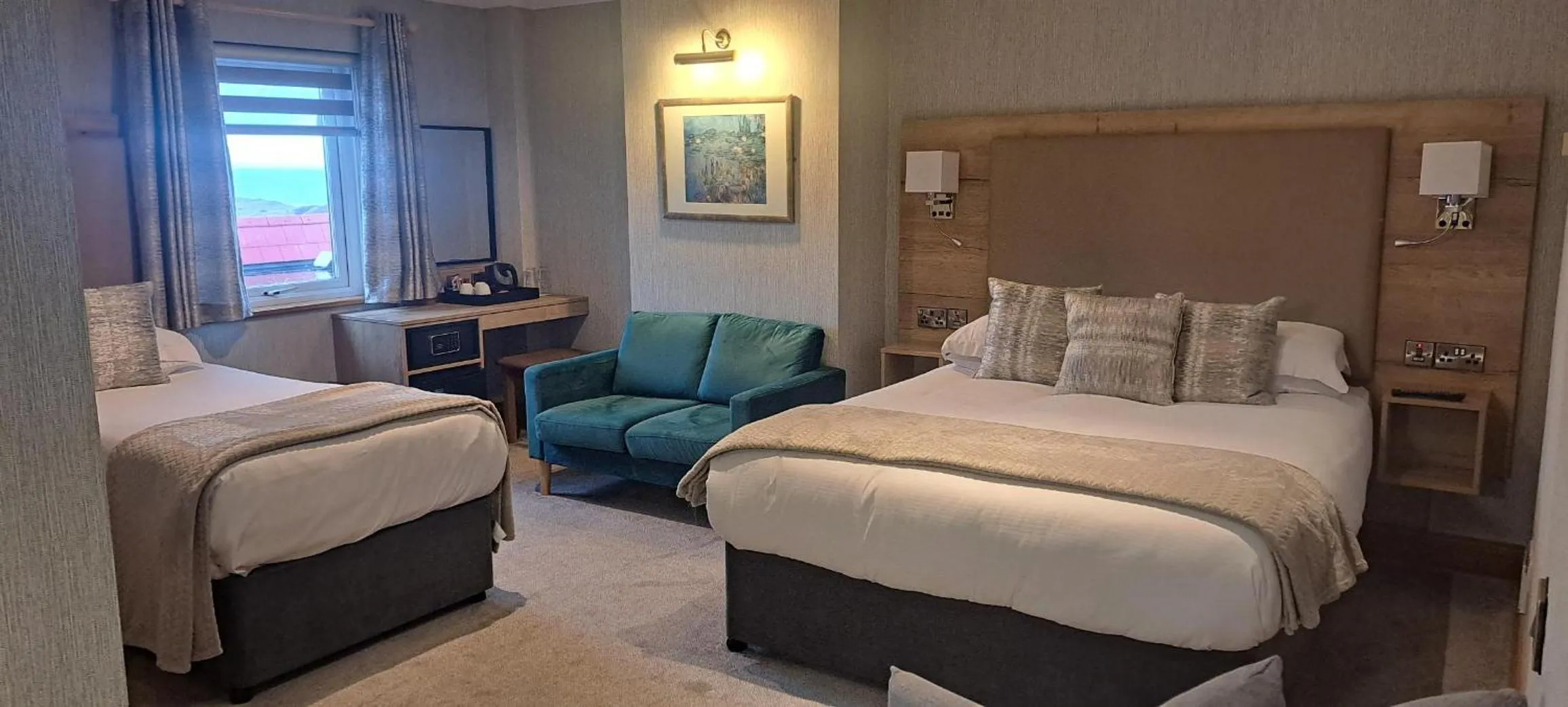 Bedroom, Bed in Royal Court Hotel