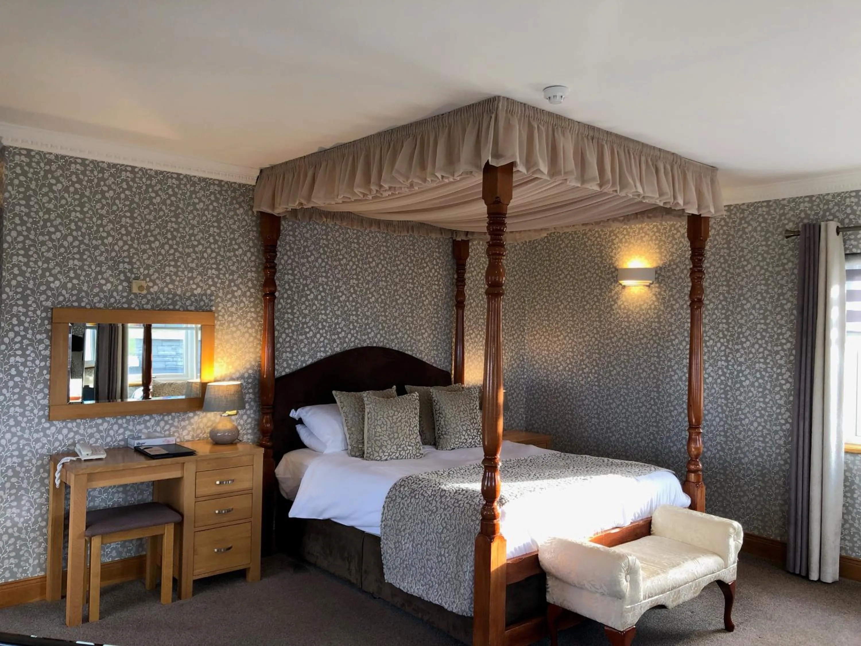 Bedroom, Bed in Royal Court Hotel