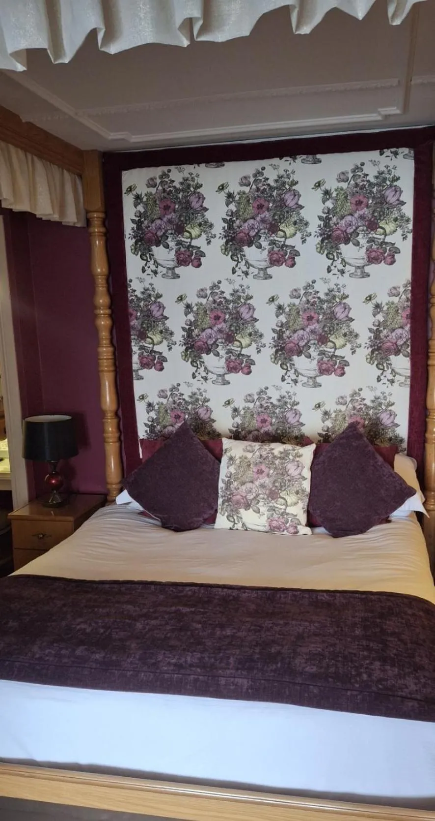 Bedroom, Bed in Royal Court Hotel