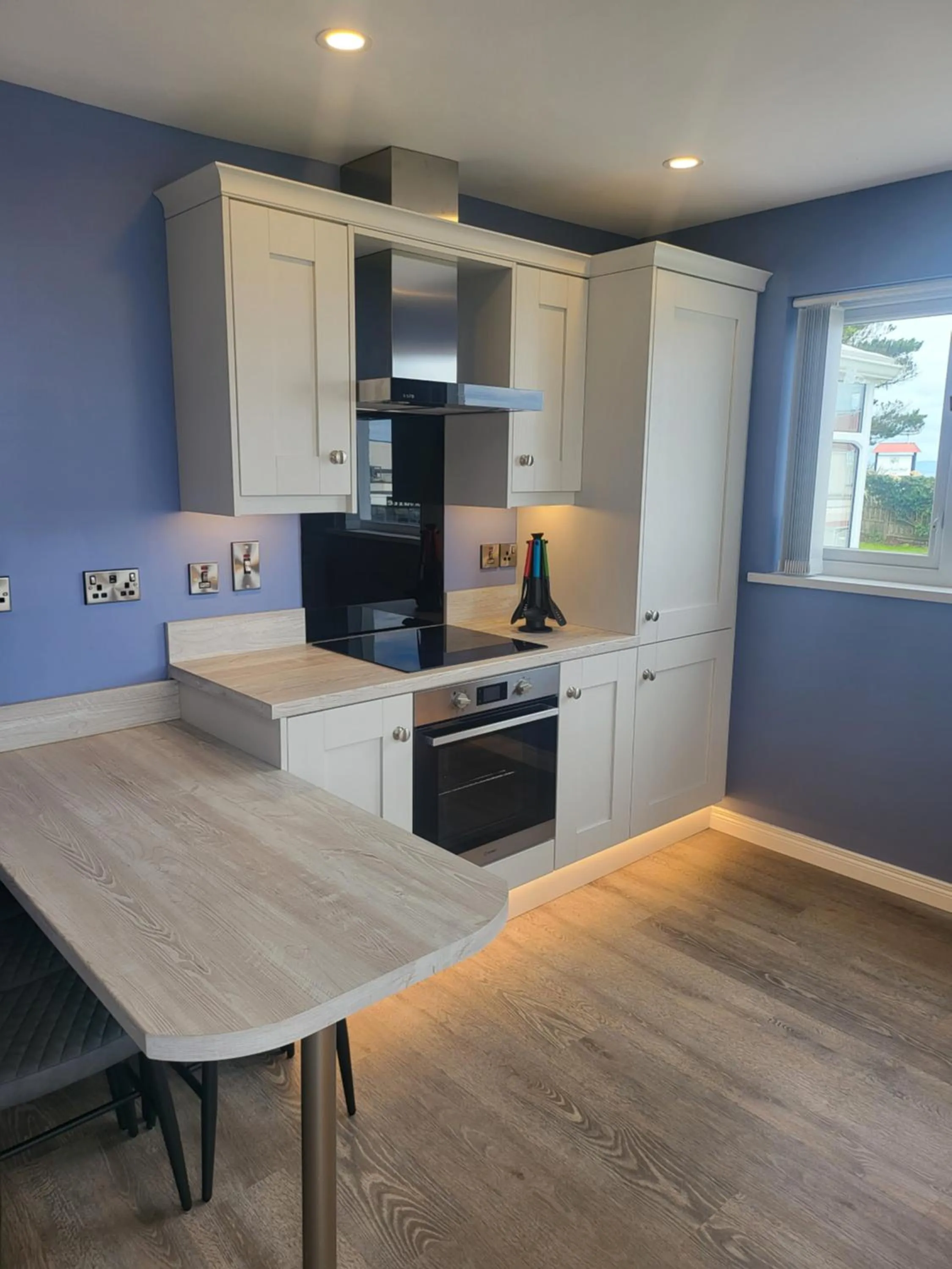 Kitchen or kitchenette in Royal Court Hotel