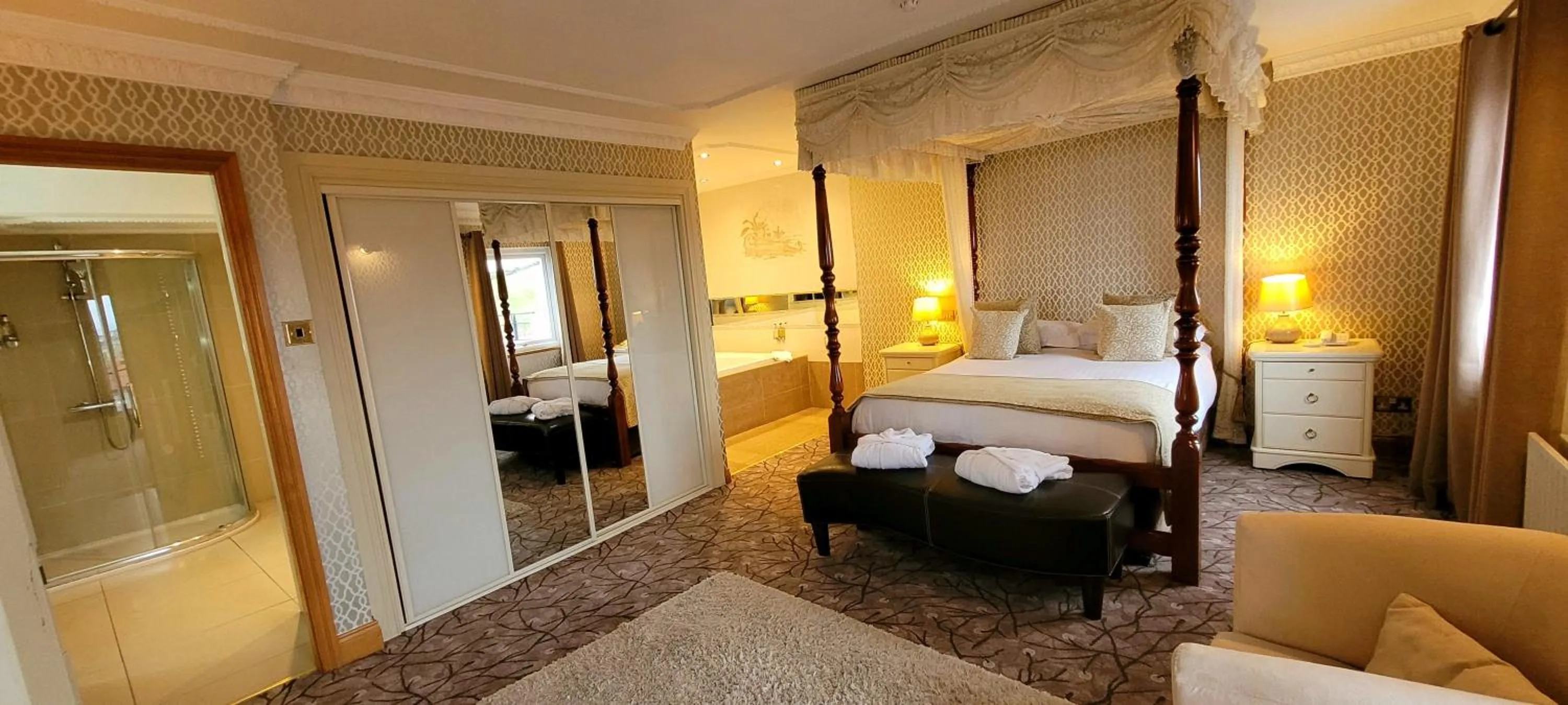 Bedroom, Bed in Royal Court Hotel