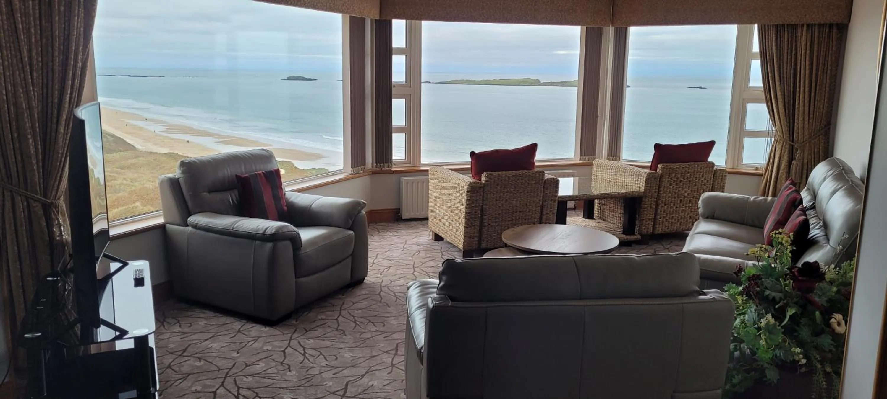 Living room in Royal Court Hotel