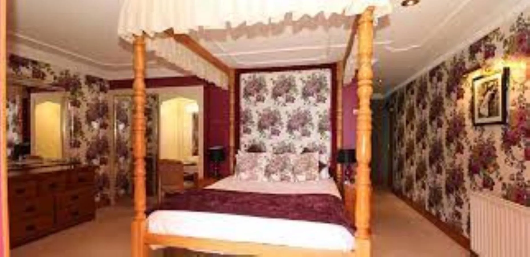 Bedroom, Bed in Royal Court Hotel