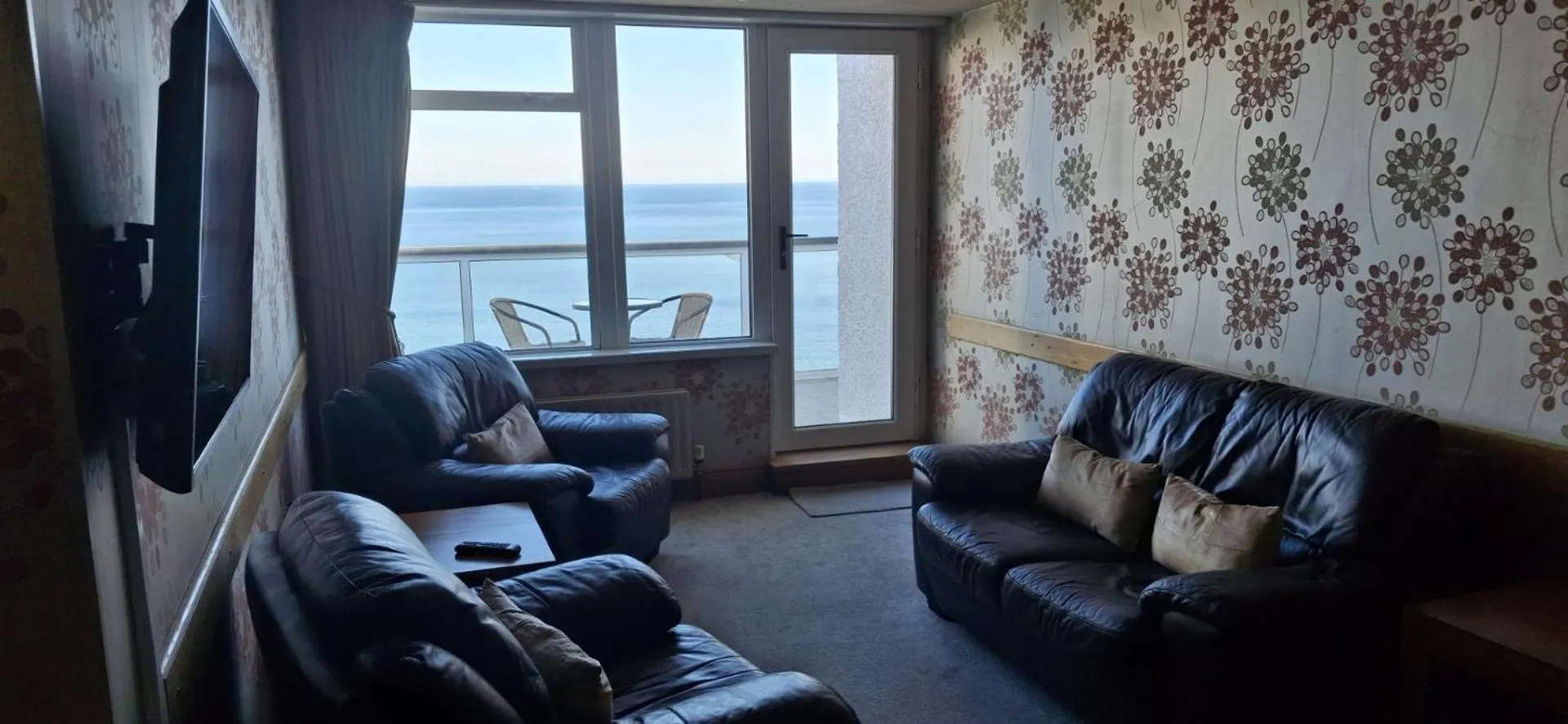 Bedroom in Royal Court Hotel