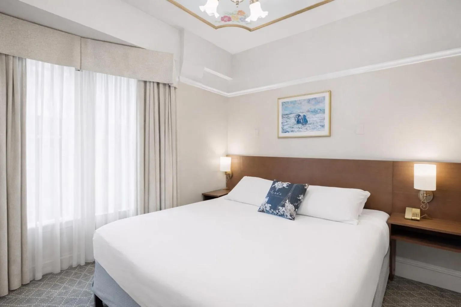 Photo of the whole room, Bed in Cornell Hotel de France