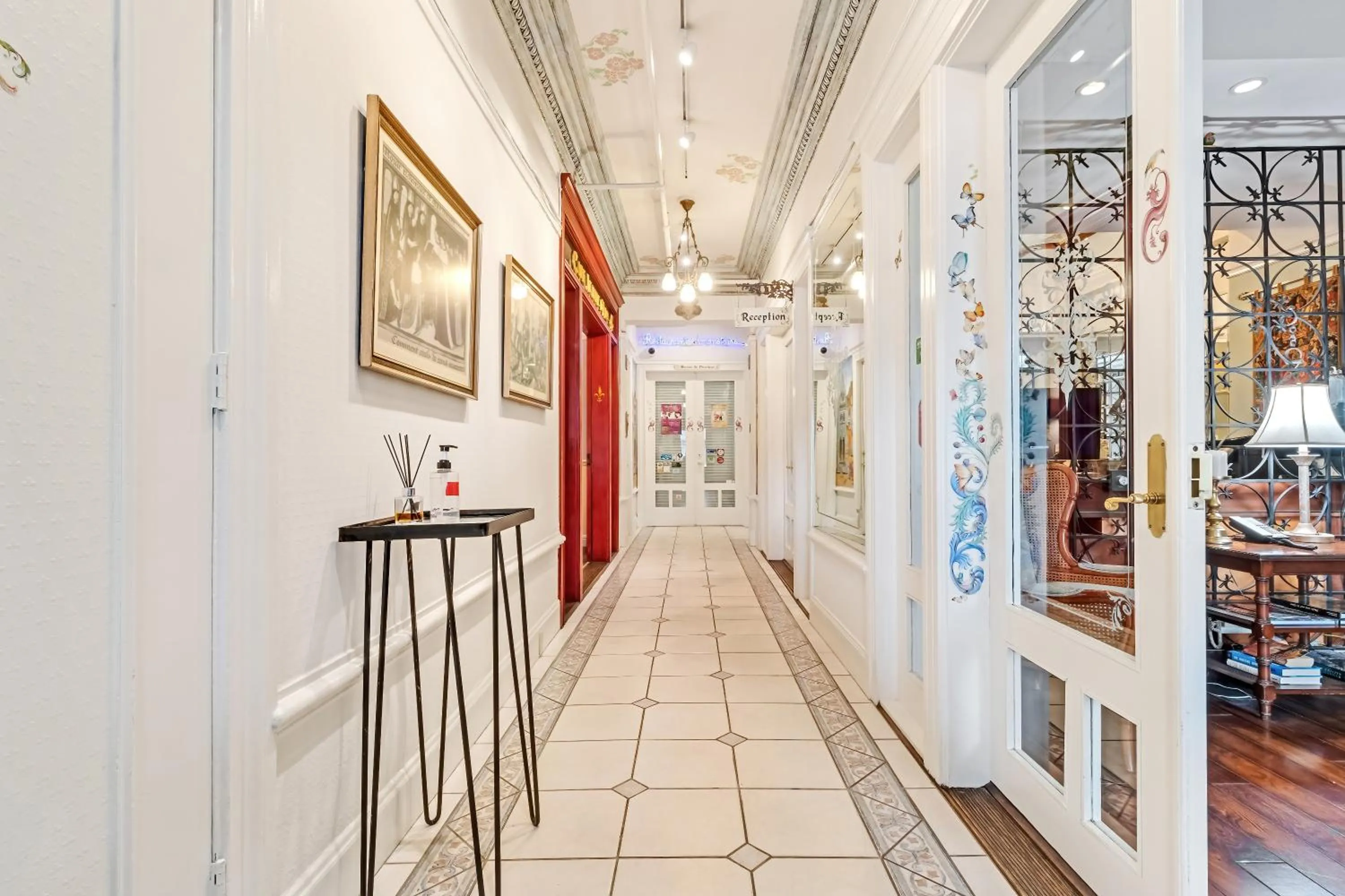 Lobby or reception in Cornell Hotel de France