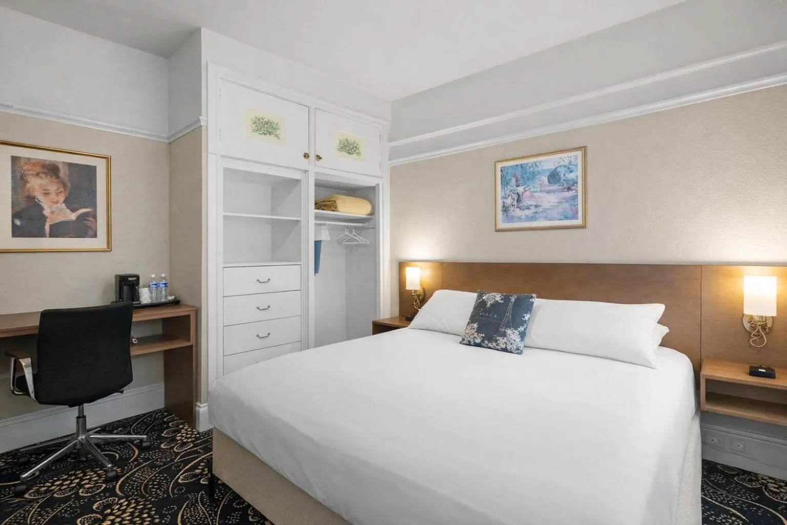 Photo of the whole room, Bed in Cornell Hotel de France