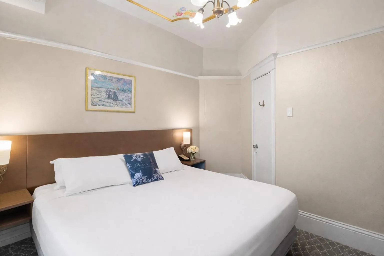 Photo of the whole room, Bed in Cornell Hotel de France