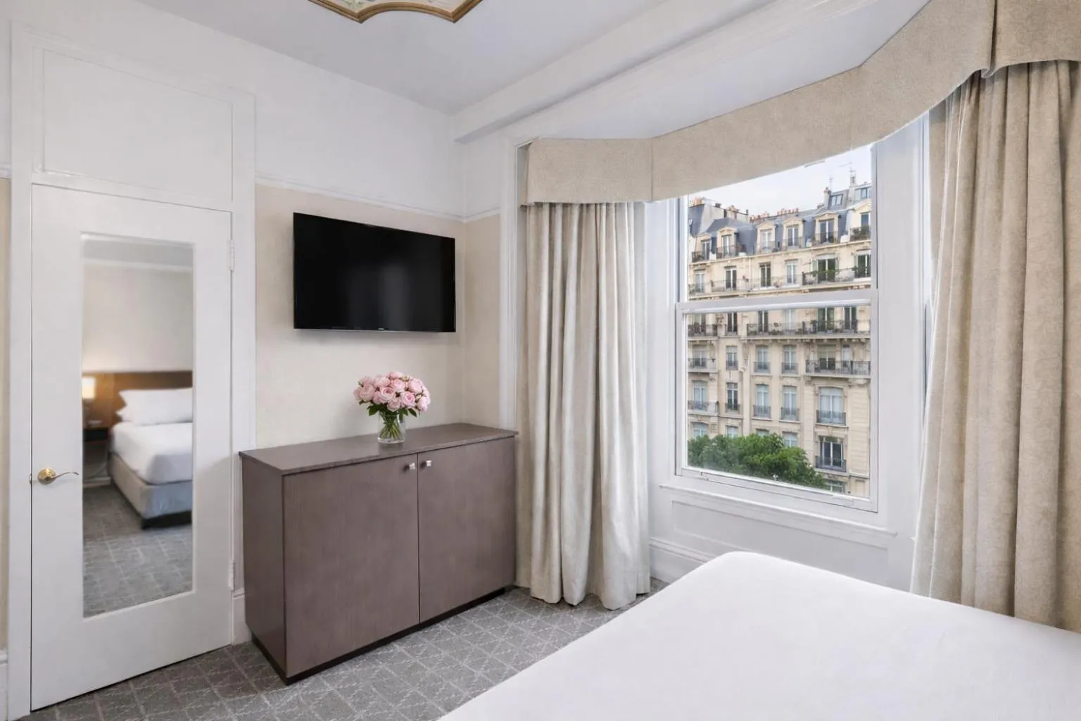 TV and multimedia, Bed in Cornell Hotel de France