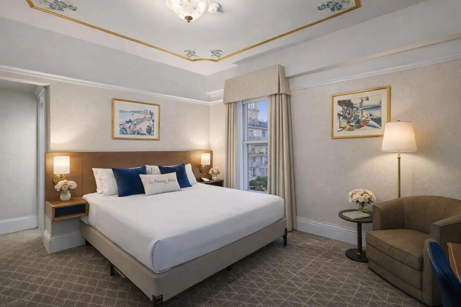 Photo of the whole room, Bed in Cornell Hotel de France
