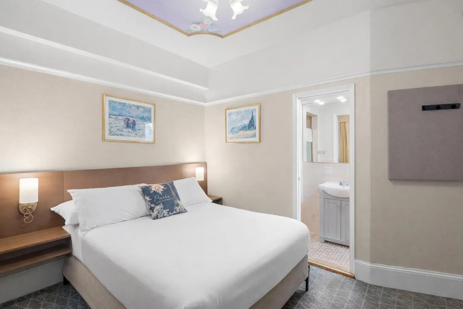 Photo of the whole room, Bed in Cornell Hotel de France