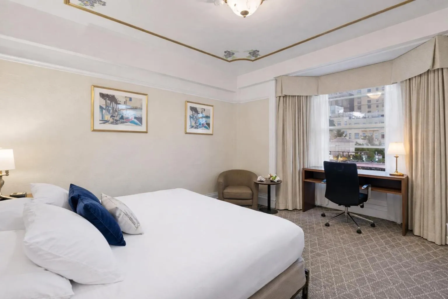 Photo of the whole room, Bed in Cornell Hotel de France