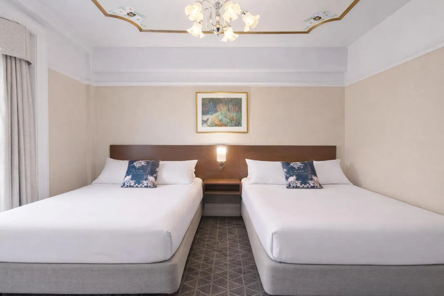 Photo of the whole room, Bed in Cornell Hotel de France