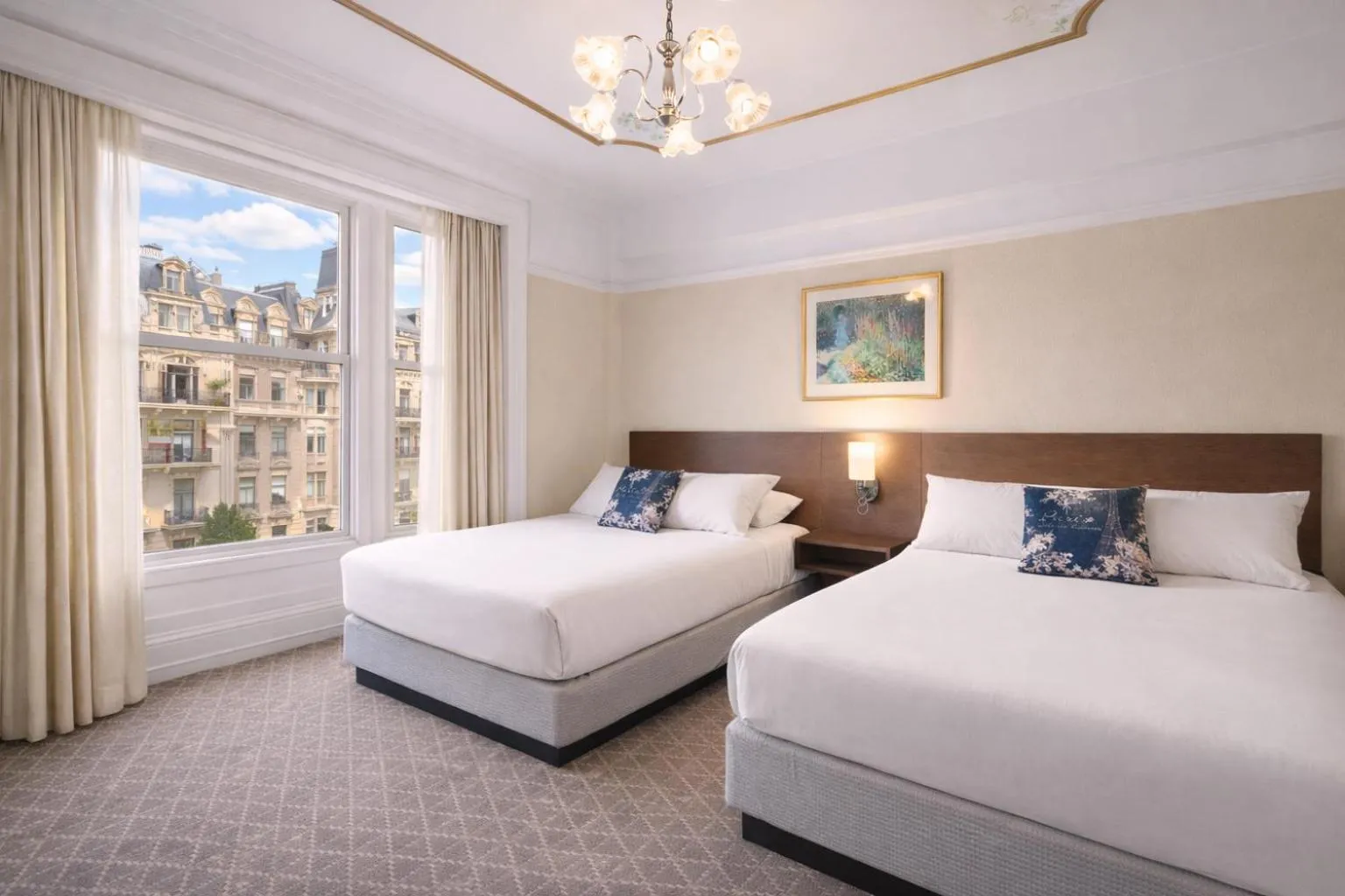 Photo of the whole room, Bed in Cornell Hotel de France