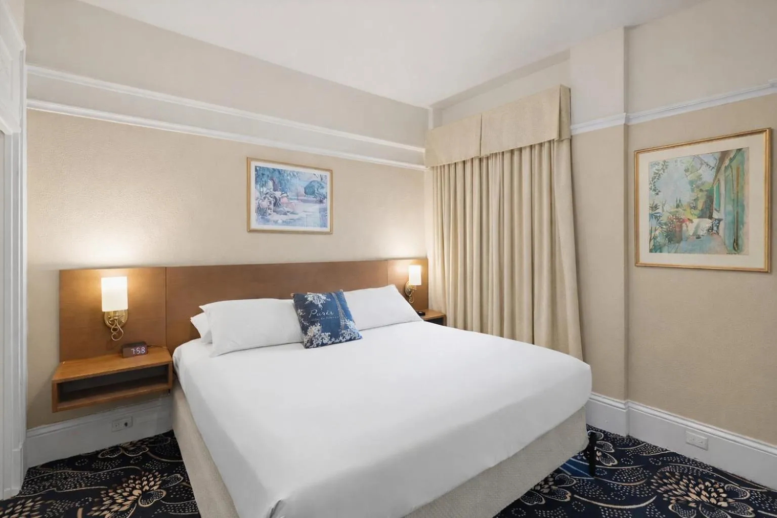 Photo of the whole room, Bed in Cornell Hotel de France