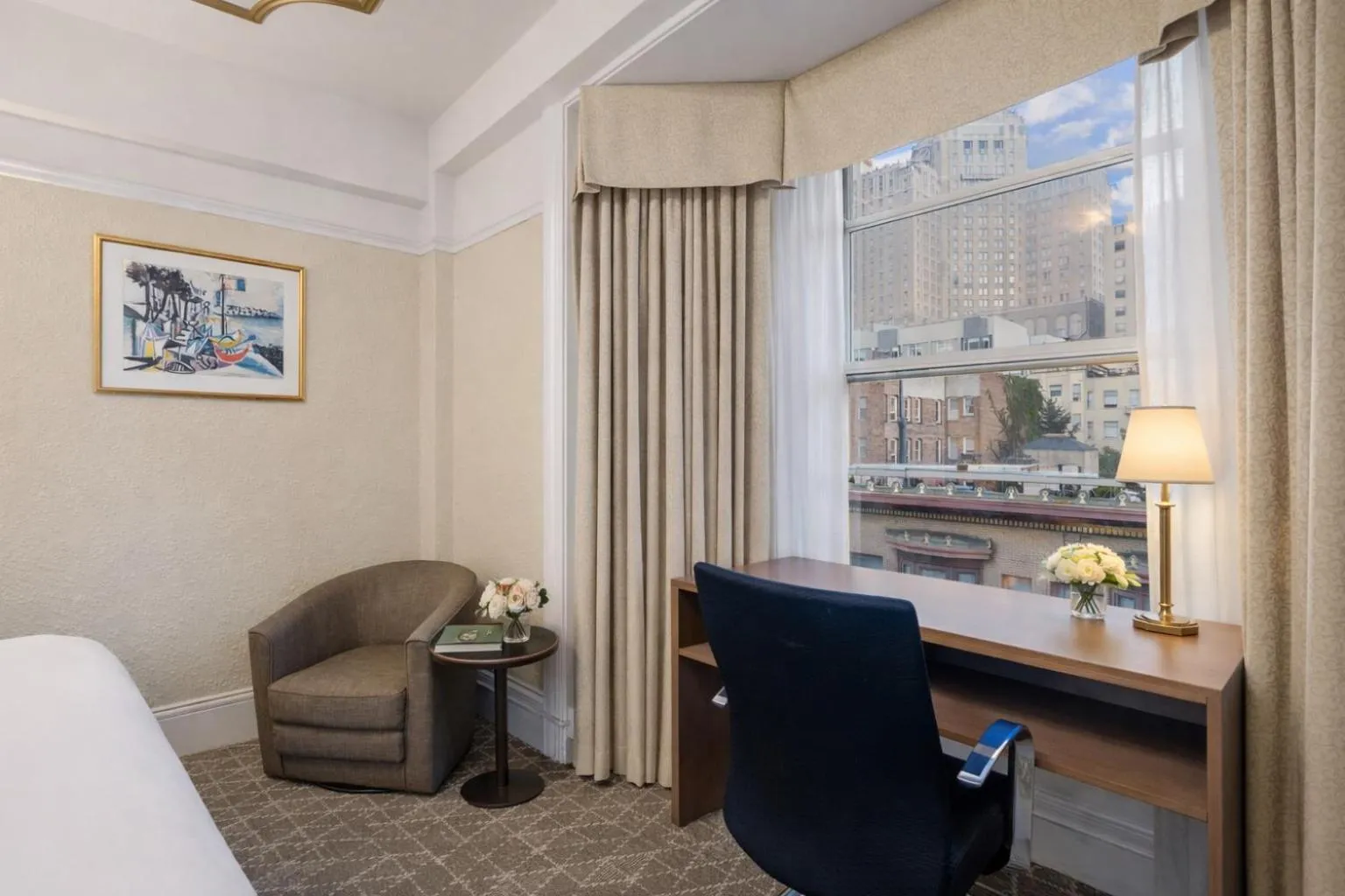 Seating area, Bed in Cornell Hotel de France
