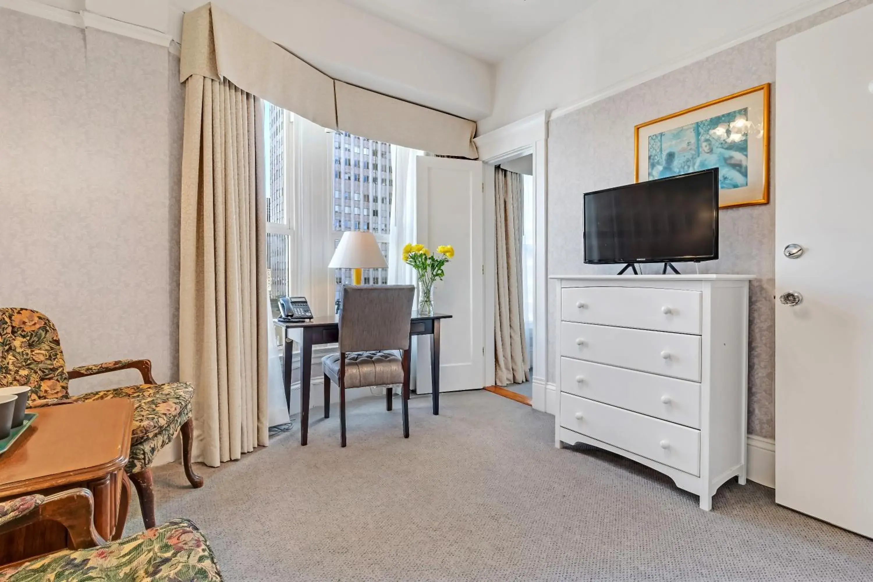 Junior Suite with private bathroom in Cornell Hotel de France Junior Suite with private bathroom in Cornell Hotel de France