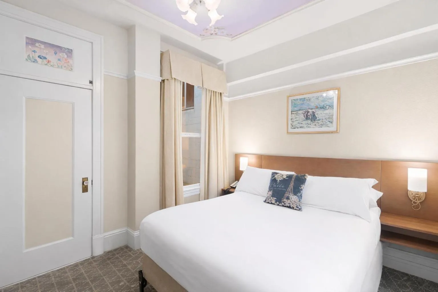 Photo of the whole room, Bed in Cornell Hotel de France