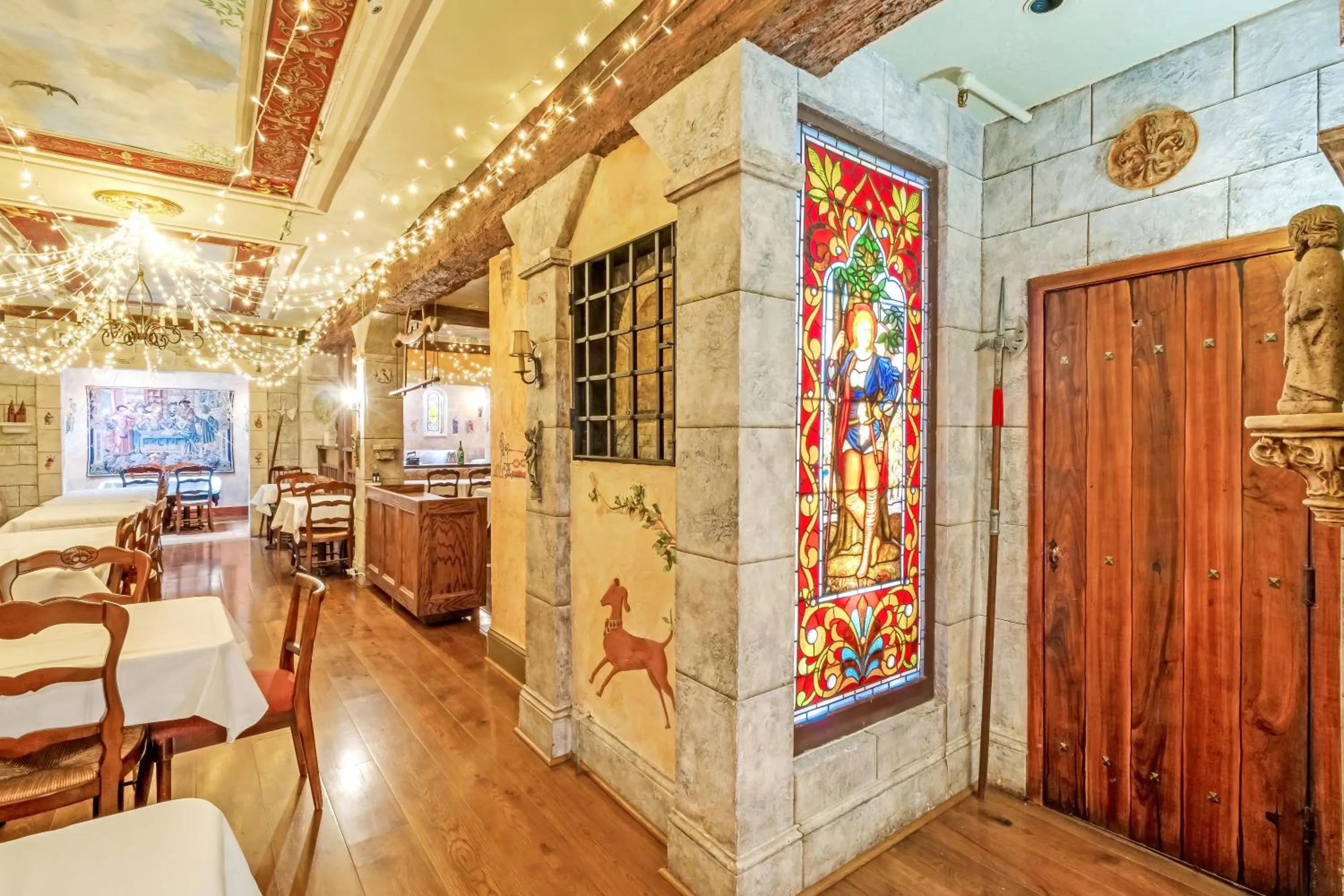 Restaurant/places to eat in Cornell Hotel de France