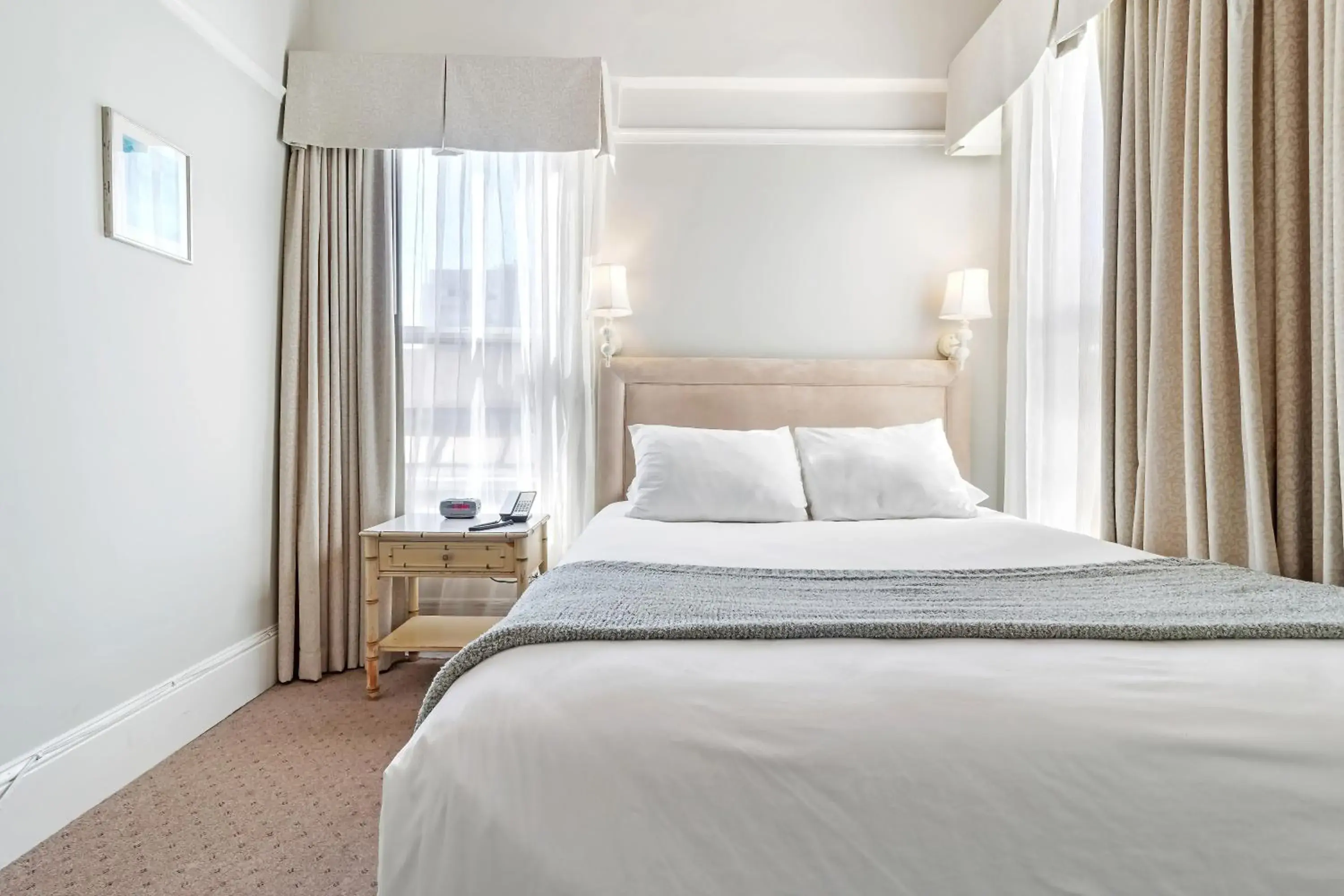 Standard Queen Room in Cornell Hotel de France Standard Queen Room in Cornell Hotel de France