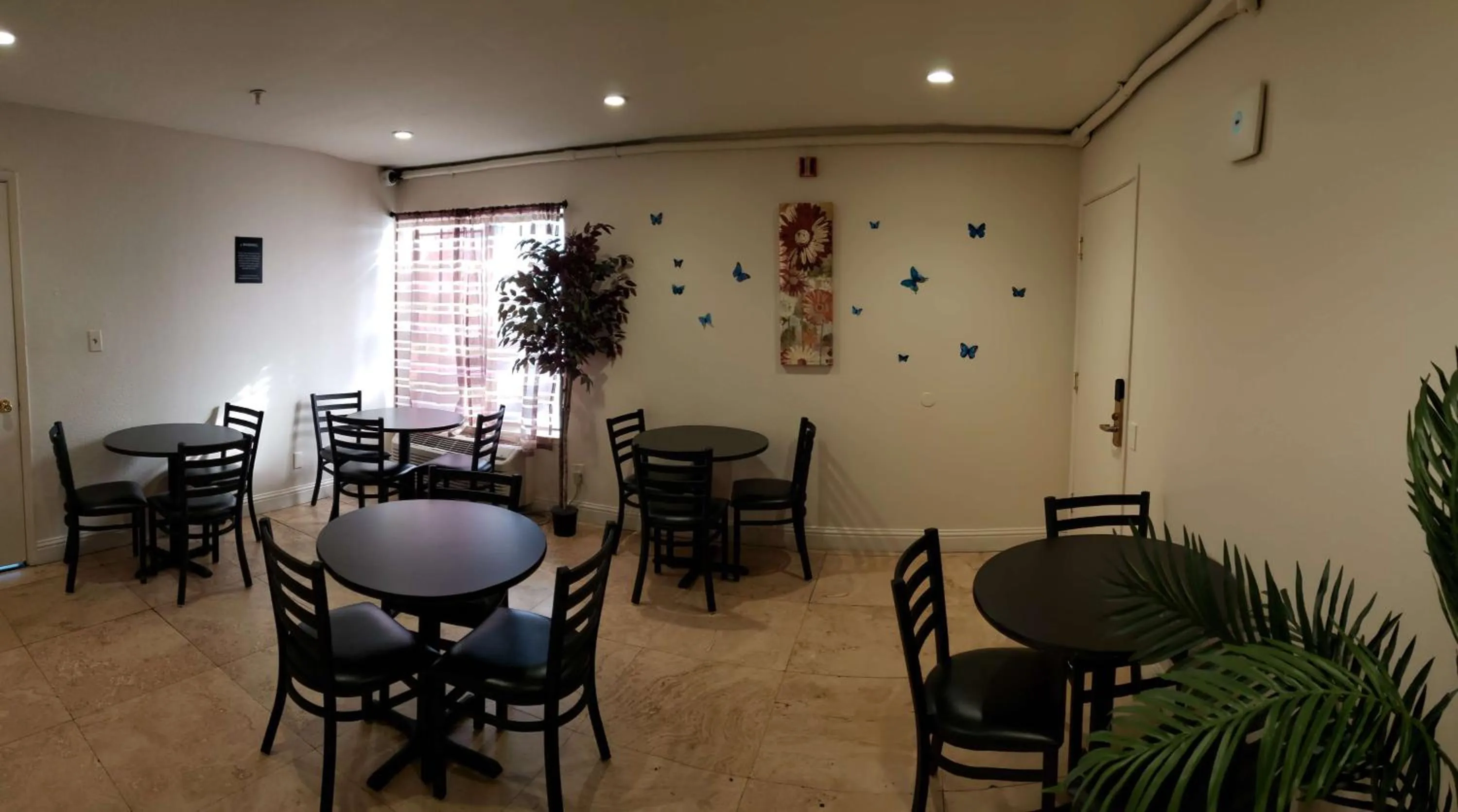 Restaurant/places to eat in SureStay Hotel by Best Western Vallejo Napa Valley